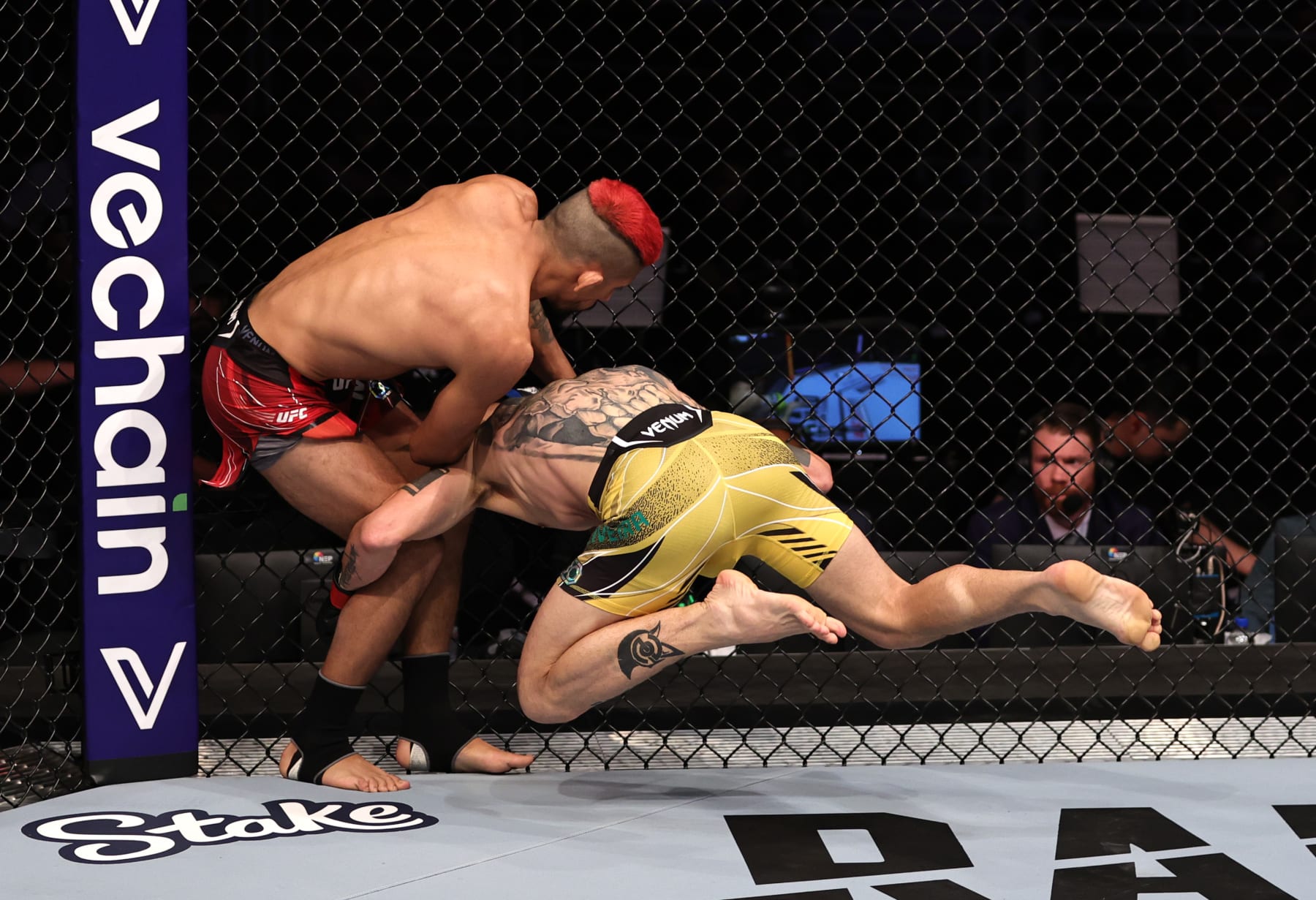RIO DE JANEIRO, BRAZIL - JANUARY 21: (R-L) Saimon Oliveira of Brazil shoots for a takedown against Daniel Marcos of Peru in a bantamweight fight during the UFC 283 event at Jeunesse Arena on January 21, 2023 in Rio de Janeiro, Brazil. (Photo by Buda Mendes/Zuffa LLC via Getty Images)