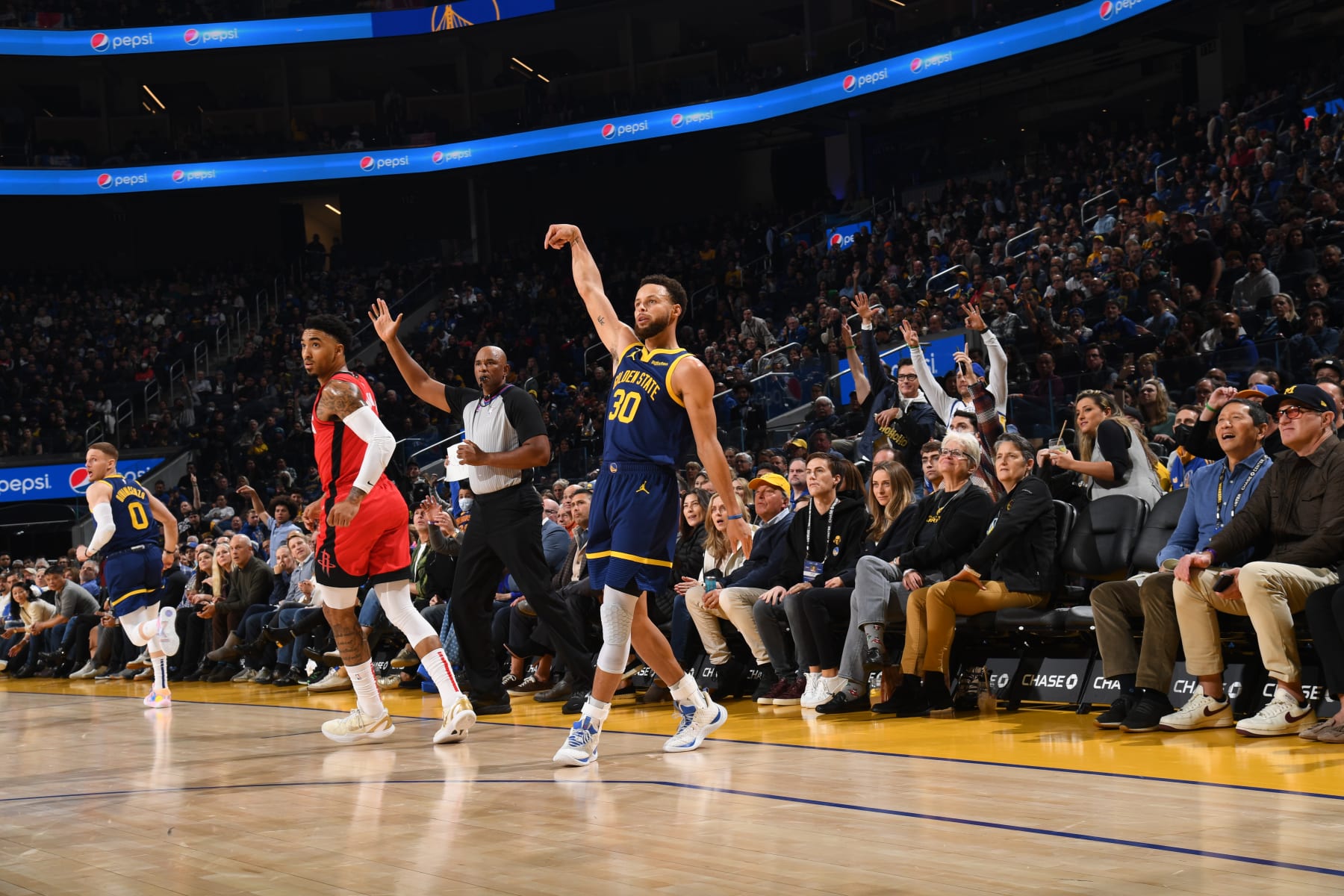 SAN FRANCISCO, CA - DECEMBER 3: The crowd looks on as Stephen Curry #30 of the Golden State Warriors shoots a three point basket during the game against the Houston Rockets on December 3, 2022 at Chase Center in San Francisco, California. NOTE TO USER: User expressly acknowledges and agrees that, by downloading and or using this photograph, user is consenting to the terms and conditions of Getty Images License Agreement. Mandatory Copyright Notice: Copyright 2022 NBAE (Photo by Noah Graham/NBAE via Getty Images)