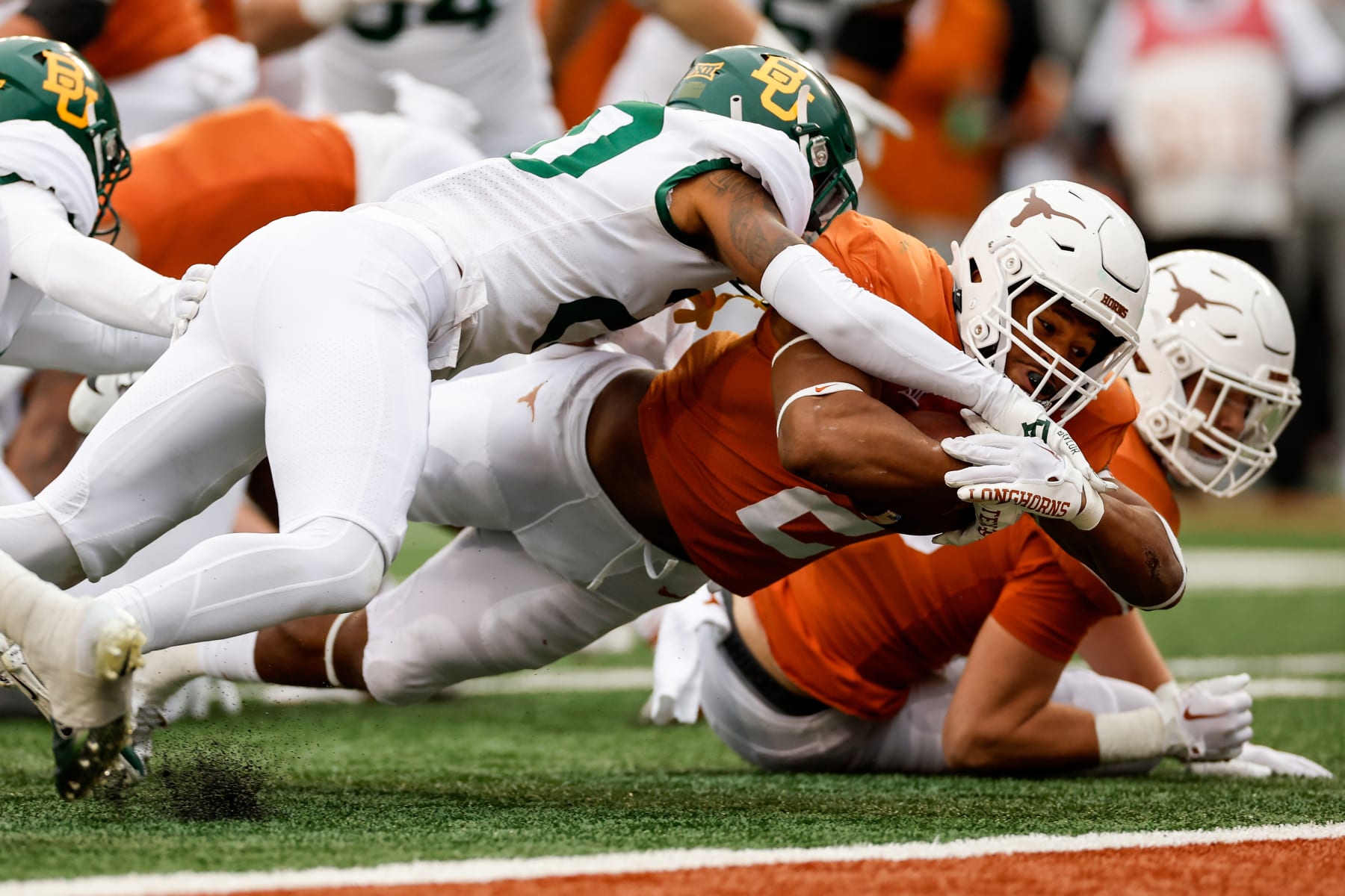 AUSTIN, TEXAS - NOVEMBER 25: Roschon Johnson #2 of the Texas Longhorns dives for the end zone defended by Devin Lemear #20 of the Baylor Bears in the third quarter at Darrell K Royal-Texas Memorial Stadium on November 25, 2022 in Austin, Texas. (Photo by Tim Warner/Getty Images)
