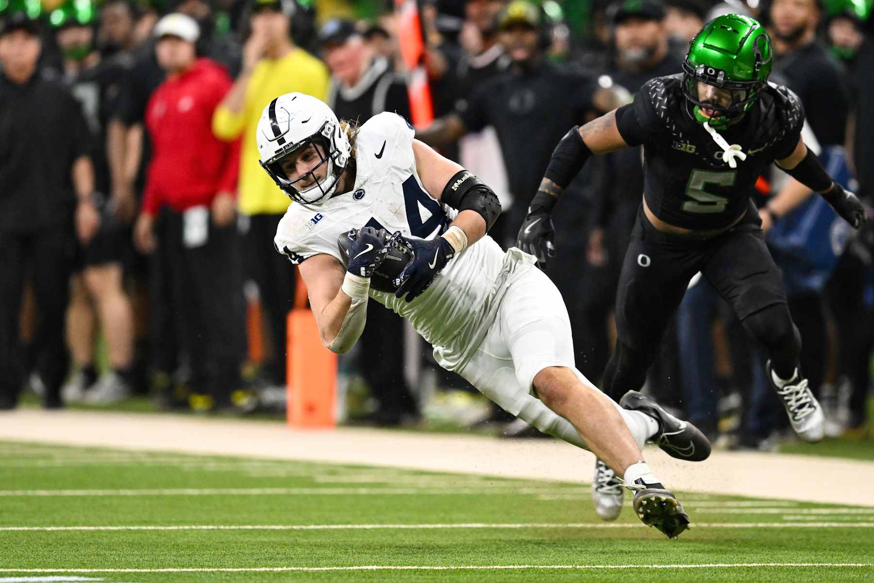 INDIANAPOLIS, IN - DECEMBER 07: The ball slips through the hands of Penn State Nittany Lions TE Tyler Warren (44) during the Big Ten Championship football game between the Penn State Nittany Lions and the Oregon Ducks on December 7, 2024 at Lucas Oil Stadium in Indianapolis, IN (Photo by James Black/Icon Sportswire via Getty Images)