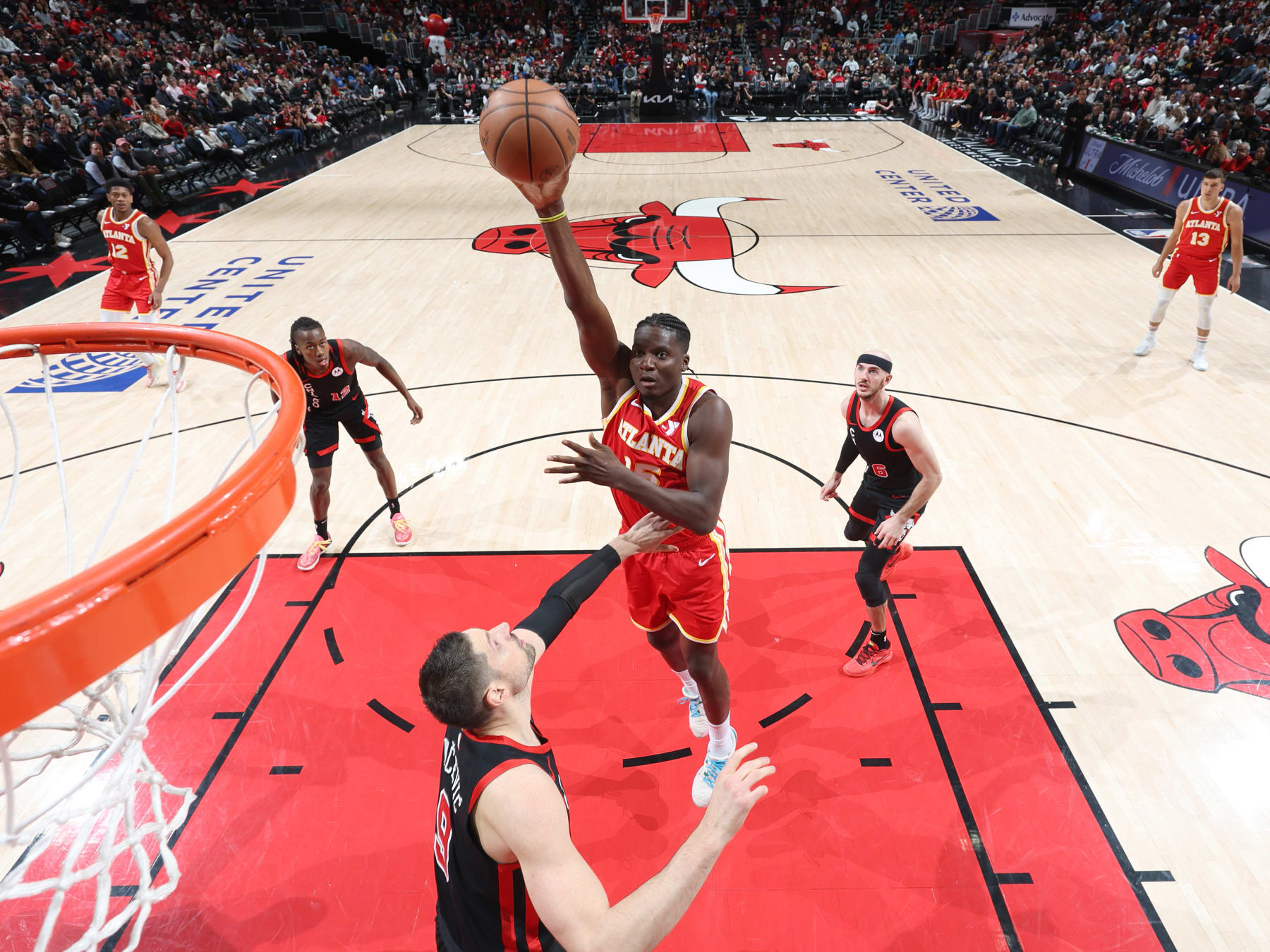 CHICAGO, IL - APRIL 1: Clint Capela #15 of the Atlanta Hawks shoots the ball during the game against the Chicago Bulls on April 1, 2024 at United Center in Chicago, Illinois. NOTE TO USER: User expressly acknowledges and agrees that, by downloading and or using this photograph, User is consenting to the terms and conditions of the Getty Images License Agreement. Mandatory Copyright Notice: Copyright 2024 NBAE (Photo by Jeff Haynes/NBAE via Getty Images)