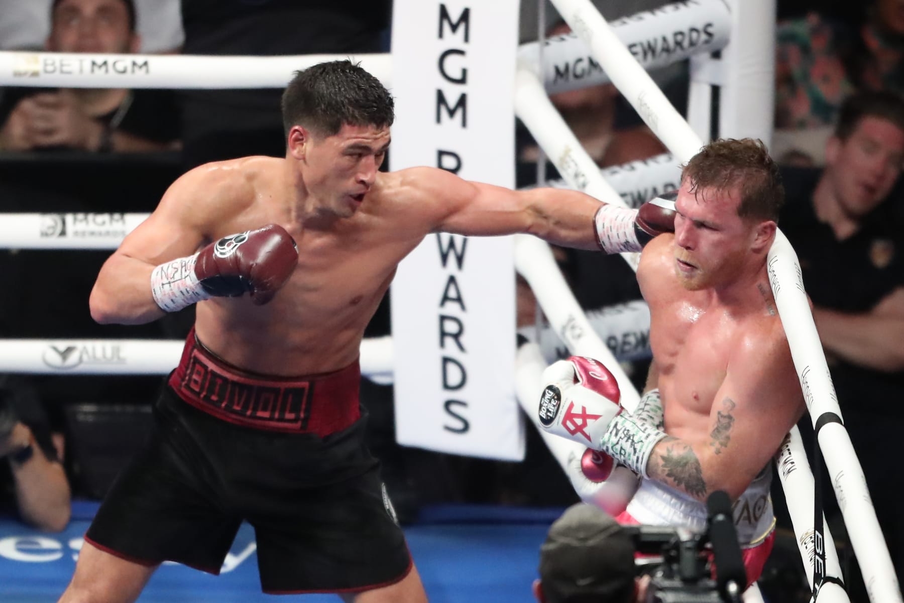 LAS VEGAS, NV - MAY 7: (L-R) Boxer Dmitry Bivol punches Canelo Álvarez during their fight at the T-Mobile Arena on May 7, 2022 in Las Vegas, Nevada, USA. 
(Photo by Alejandro Salazar/PxImages/Icon Sportswire via Getty Images)