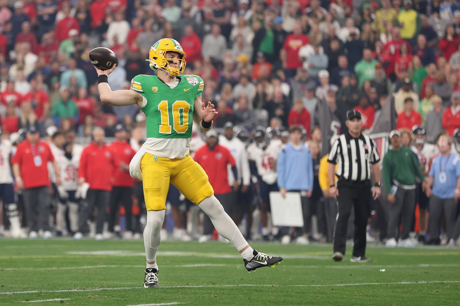 GLENDALE, ARIZONA - JANUARY 01: Quarterback Bo Nix #10 of the Oregon Ducks throws a pass during the first half of the Fiesta Bowl against the Liberty Flames at State Farm Stadium on January 01, 2024 in Glendale, Arizona. (Photo by Christian Petersen/Getty Images)