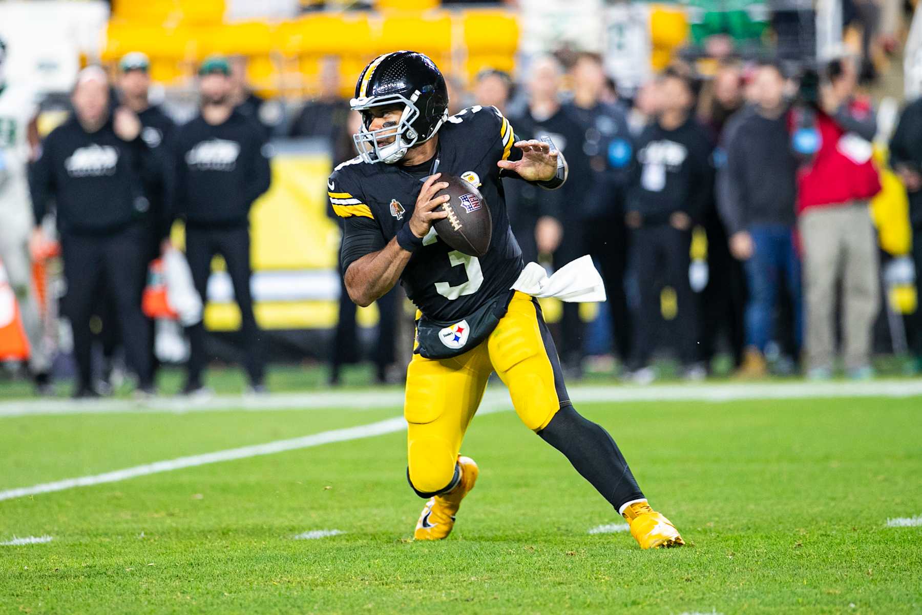 PITTSBURGH, PA - OCTOBER 20: Pittsburgh Steelers quarterback Russell Wilson (3) looks to pass during the regular season NFL football game between the New York Jets and Pittsburgh Steelers on October 20, 2024 at Acrisure Stadium in Pittsburgh, PA. (Photo by Mark Alberti/Icon Sportswire via Getty Images)