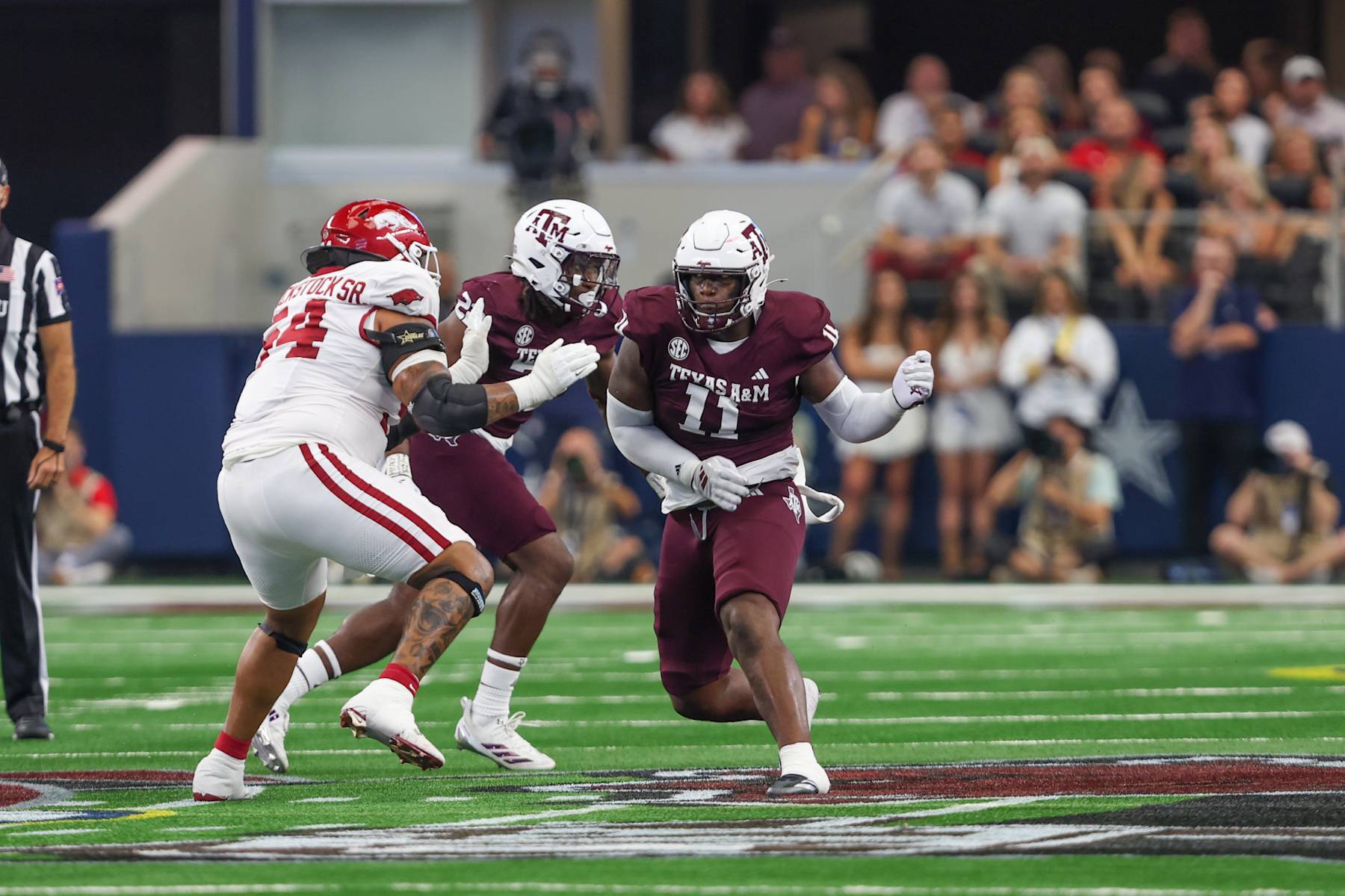 Texas A&M Aggies defensive lineman Nic Scourton (11)