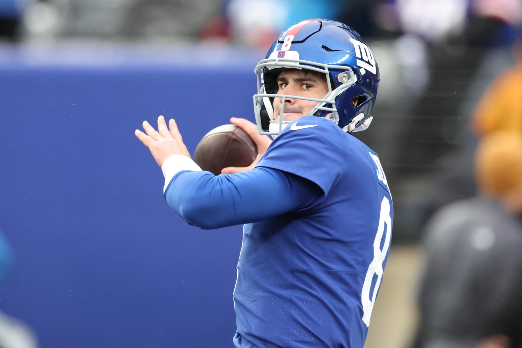 EAST RUTHERFORD, NEW JERSEY - DECEMBER 11: Daniel Jones #8 of the New York Giants warms up before the game against the Philadelphia Eagles at MetLife Stadium on December 11, 2022 in East Rutherford, New Jersey. (Photo by Al Bello/Getty Images)