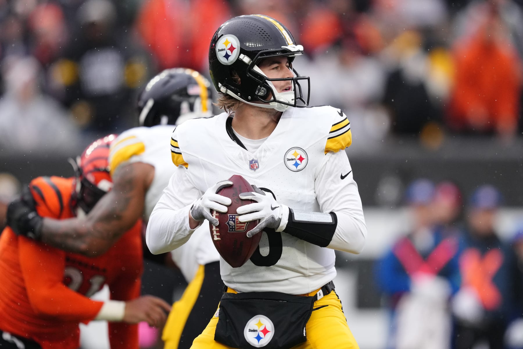 CINCINNATI, OHIO - NOVEMBER 26: Kenny Pickett #8 of the Pittsburgh Steelers looks to pass during the first quarter of a game against the Cincinnati Bengals at Paycor Stadium on November 26, 2023 in Cincinnati, Ohio. (Photo by Dylan Buell/Getty Images)