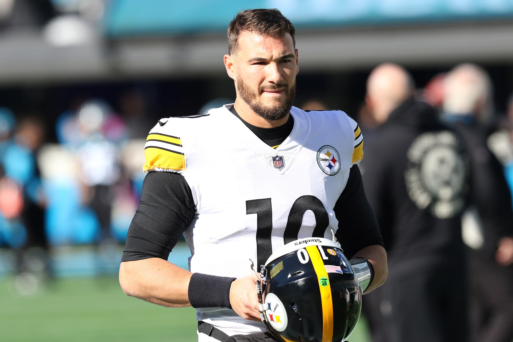 CHARLOTTE, NC - DECEMBER 18: Pittsburgh Steelers quarterback Mitch Trubisky (10) during an NFL football game between the Pittsburg Steelers and the Carolina Panthers on December 18, 2022 at Bank of America Stadium in Charlotte, N.C. (Photo by John Byrum/Icon Sportswire via Getty Images)