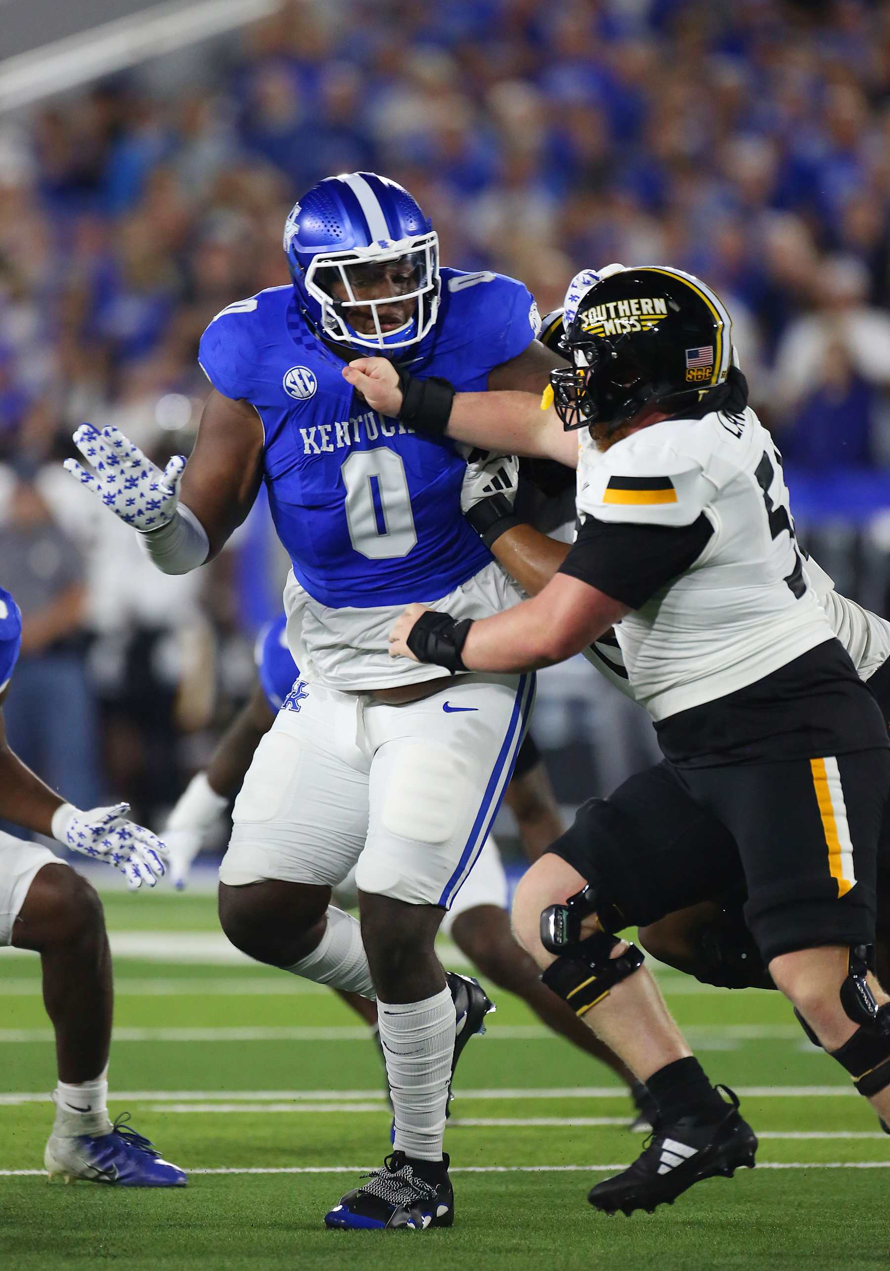 LEXINGTON, KY - AUGUST 31: Kentucky Wildcats defensive tackle Deone Walker (0) in a game between the Kentucky Wildcats and the Southern Miss Eagles on August 31, 2024, at Kroger Field in Lexington, KY. (Photo by Jeff Moreland/Icon Sportswire via Getty Images)
