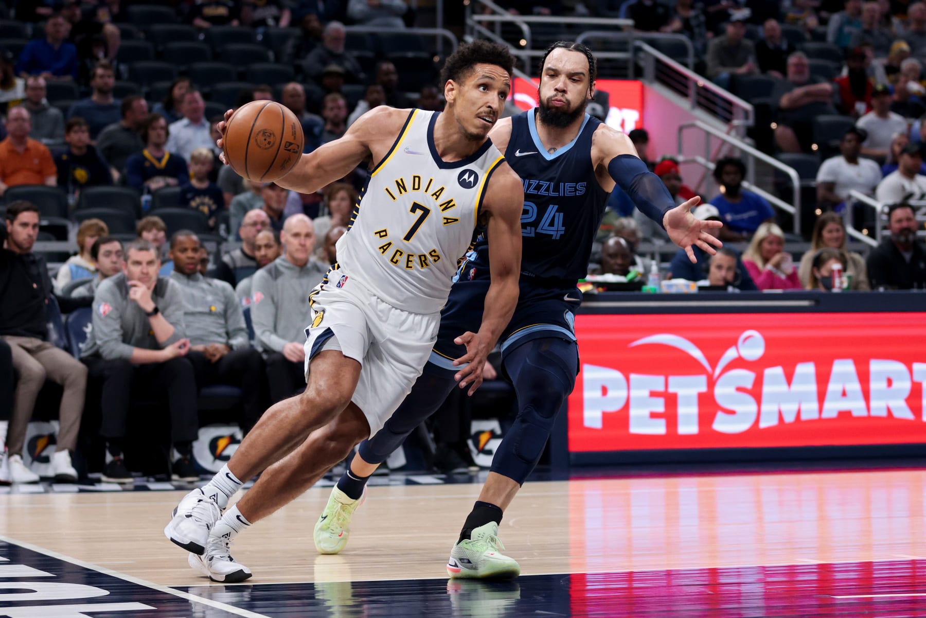 INDIANAPOLIS, INDIANA - MARCH 15: Malcolm Brogdon #7 of the Indiana Pacers dribbles the ball while being guarded by Dillon Brooks #24 of the Memphis Grizzlies in the third quarter at Gainbridge Fieldhouse on March 15, 2022 in Indianapolis, Indiana. NOTE TO USER: User expressly acknowledges and agrees that, by downloading and or using this Photograph, user is consenting to the terms and conditions of the Getty Images License Agreement. (Photo by Dylan Buell/Getty Images)