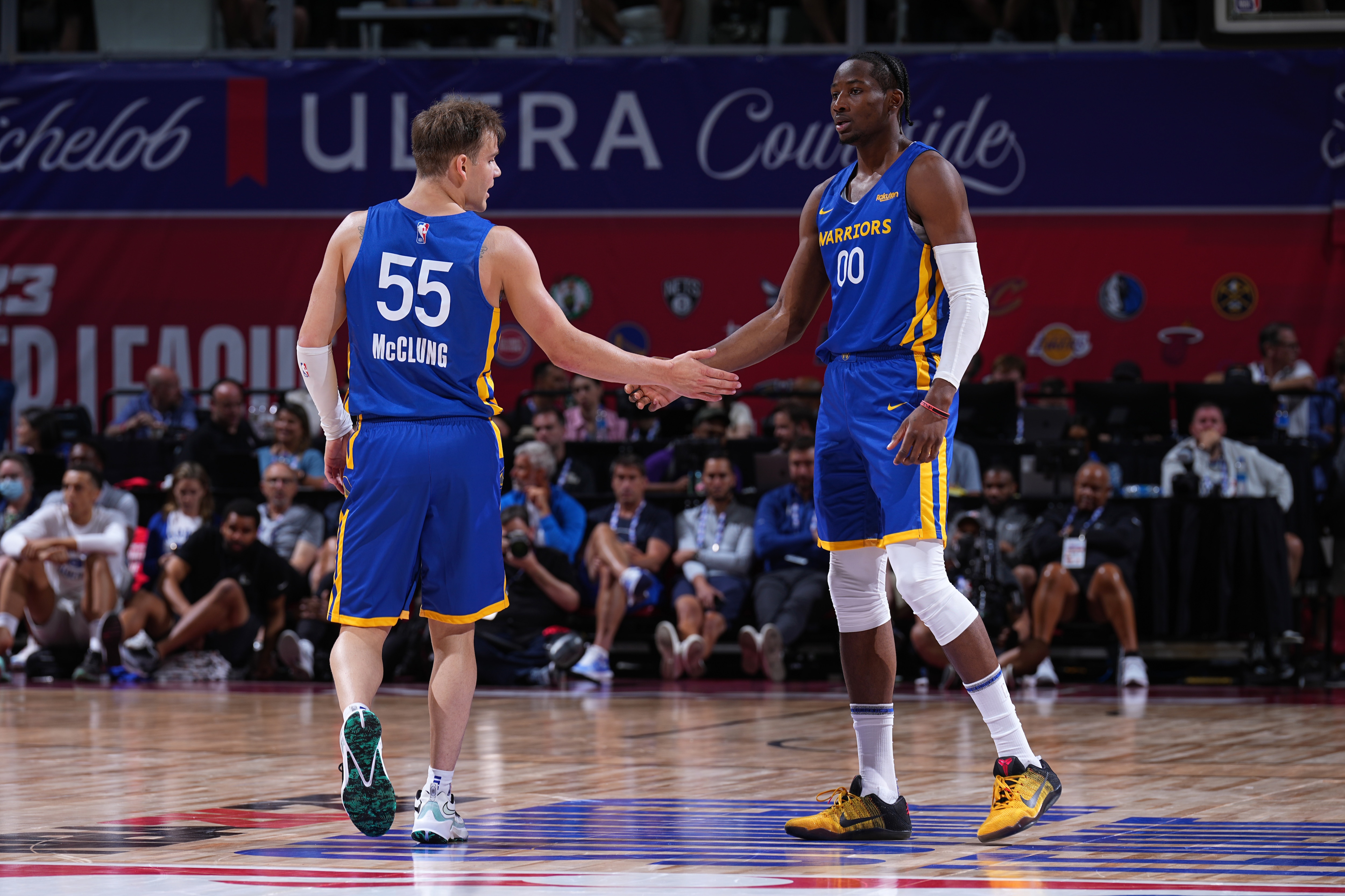 LAS VEGAS, NV - JULY 10: Jonathan Kuminga #00 of Golden State Warriors high fives his team mate during the game against the San Antonio Spurs  during the 2022 Las Vegas Summer League on July 10, 2022 at the Thomas & Mack Center in Las Vegas, Nevada NOTE TO USER: User expressly acknowledges and agrees that, by downloading and/or using this Photograph, user is consenting to the terms and conditions of the Getty Images License Agreement. Mandatory Copyright Notice: Copyright 2022 NBAE (Photo by Garrett Ellwood/NBAE via Getty Images)