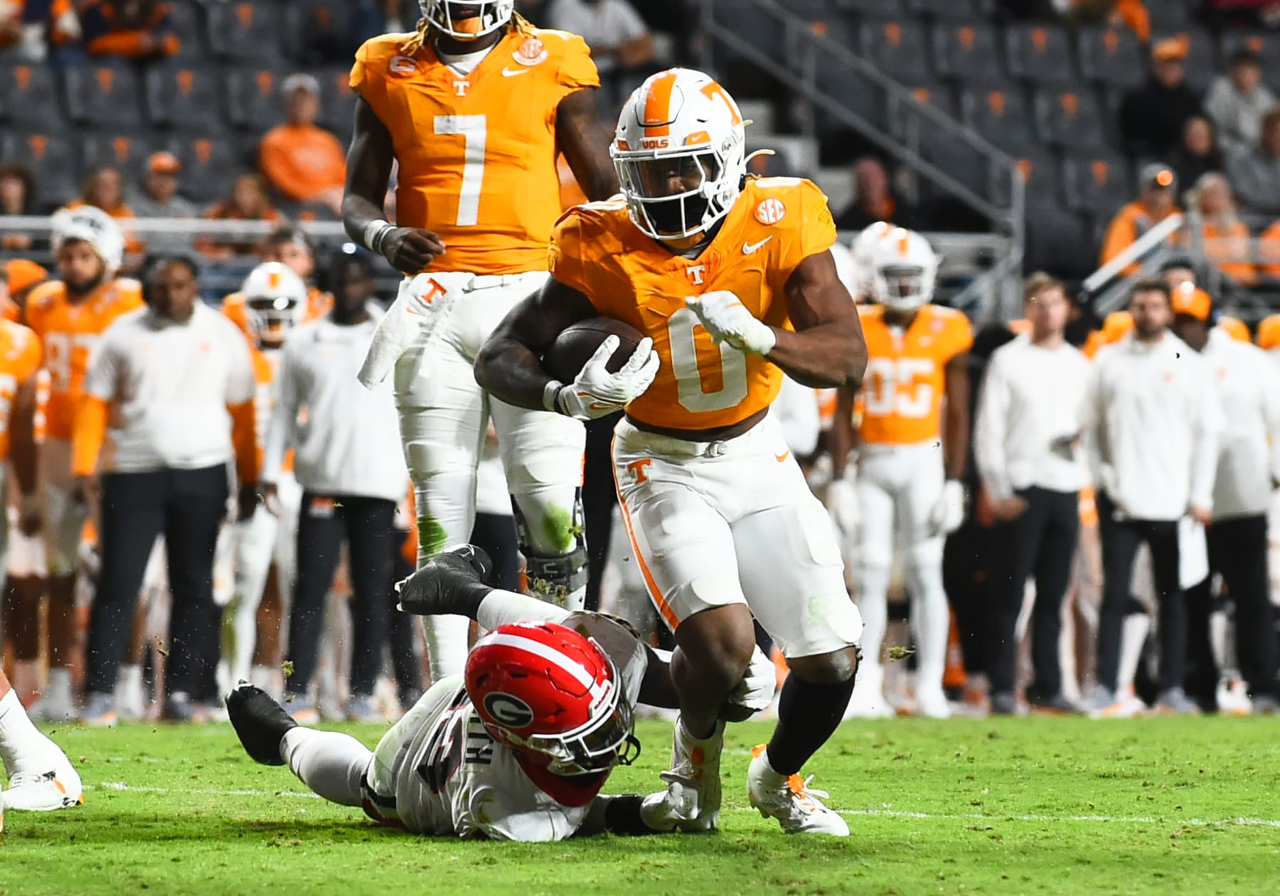 KNOXVILLE, TN - NOVEMBER 18: Tennessee Volunteers Running Back Jaylen Wright (0) rushes the ball as Georgia Bulldogs Defensive Back Tykee Smith (23) defends during the college football game between the Georgia Bulldogs and the Tennessee Volunteers on November 18, 2023, at Neyland Stadium in Knoxville, TN. (Photo by Jeffrey Vest/Icon Sportswire via Getty Images)