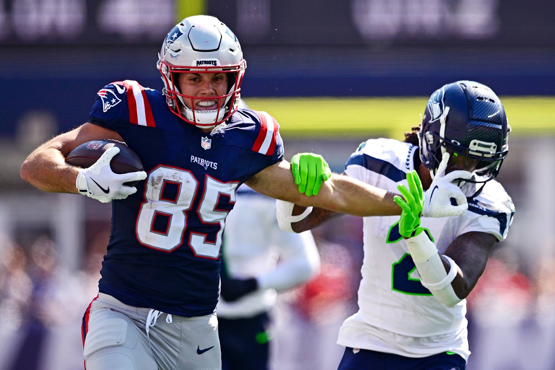 FOXBOROUGH, MASSACHUSETTS - SEPTEMBER 15: Hunter Henry #85 of the New England Patriots runs with the ball during the first half against the Seattle Seahawks at Gillette Stadium on September 15, 2024 in Foxborough, Massachusetts. (Photo by Jaiden Tripi/Getty Images)