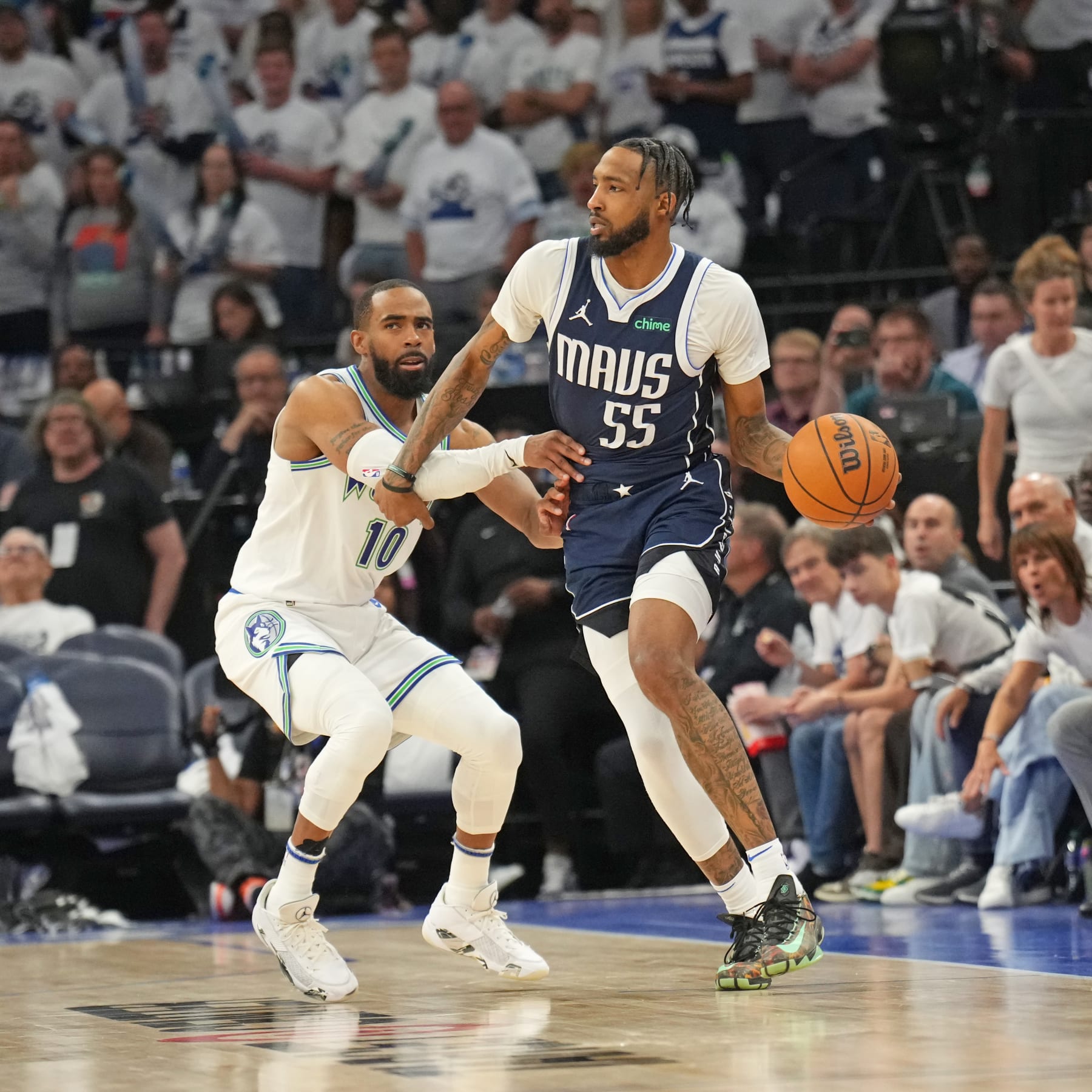 MINNEAPOLIS, MN - MAY 22: Derrick Jones Jr. #55 of the Dallas Mavericks handles the ball during the game against the Minnesota Timberwolves during Game 1 of the Western Conference Finals of the 2024 NBA Playoffs on May 22, 2024 at Target Center in Minneapolis, Minnesota. NOTE TO USER: User expressly acknowledges and agrees that, by downloading and or using this Photograph, user is consenting to the terms and conditions of the Getty Images License Agreement. Mandatory Copyright Notice: Copyright 2024 NBAE (Photo by Jesse D. Garrabrant/NBAE via Getty Images)