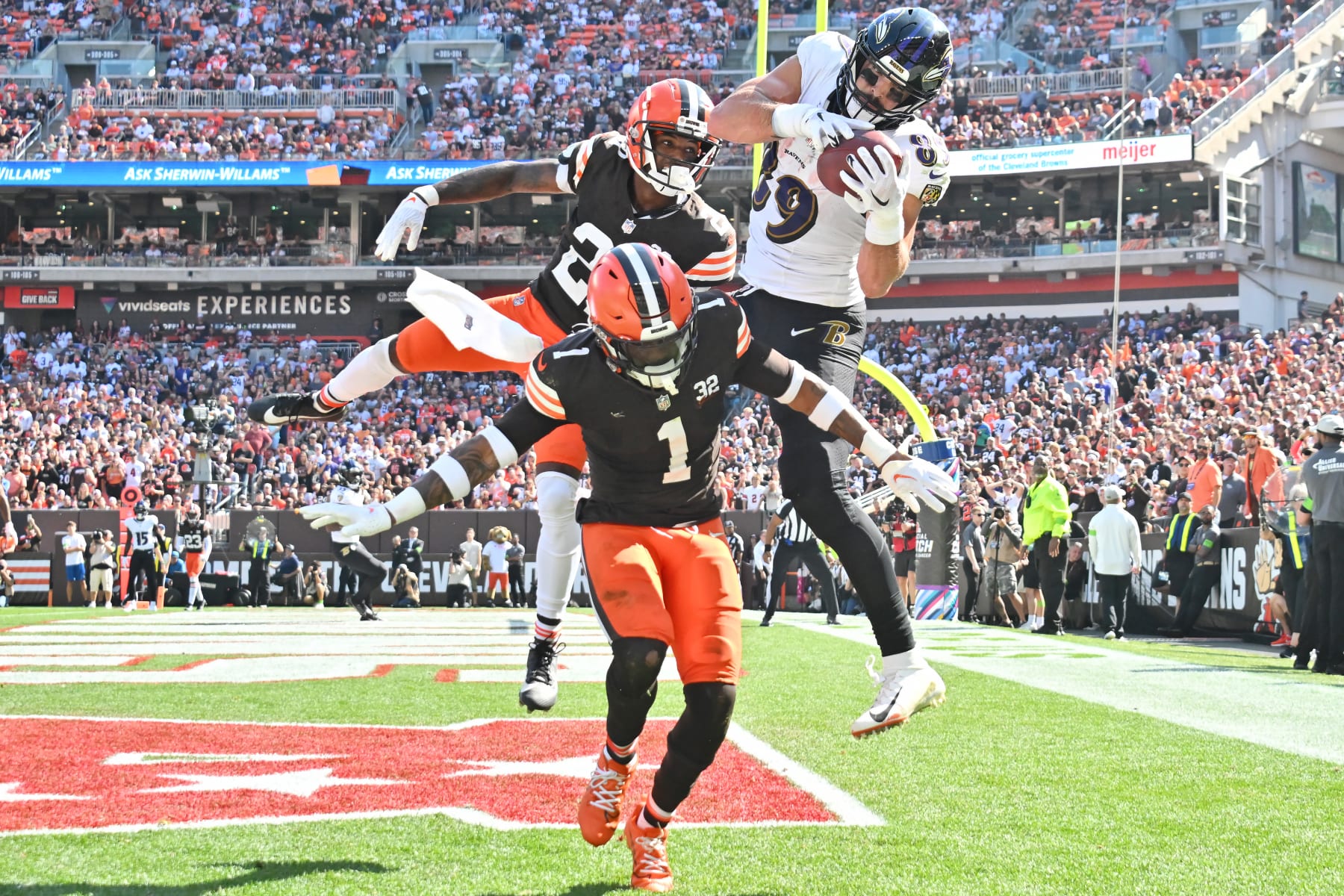 CLEVELAND, OHIO - OCTOBER 01: Mark Andrews #89 of the Baltimore Ravens catches a touchdown pass over Denzel Ward #21 of the Cleveland Browns and Juan Thornhill #1 of the Cleveland Browns during the second quarter at Cleveland Browns Stadium on October 01, 2023 in Cleveland, Ohio. (Photo by Jason Miller/Getty Images)