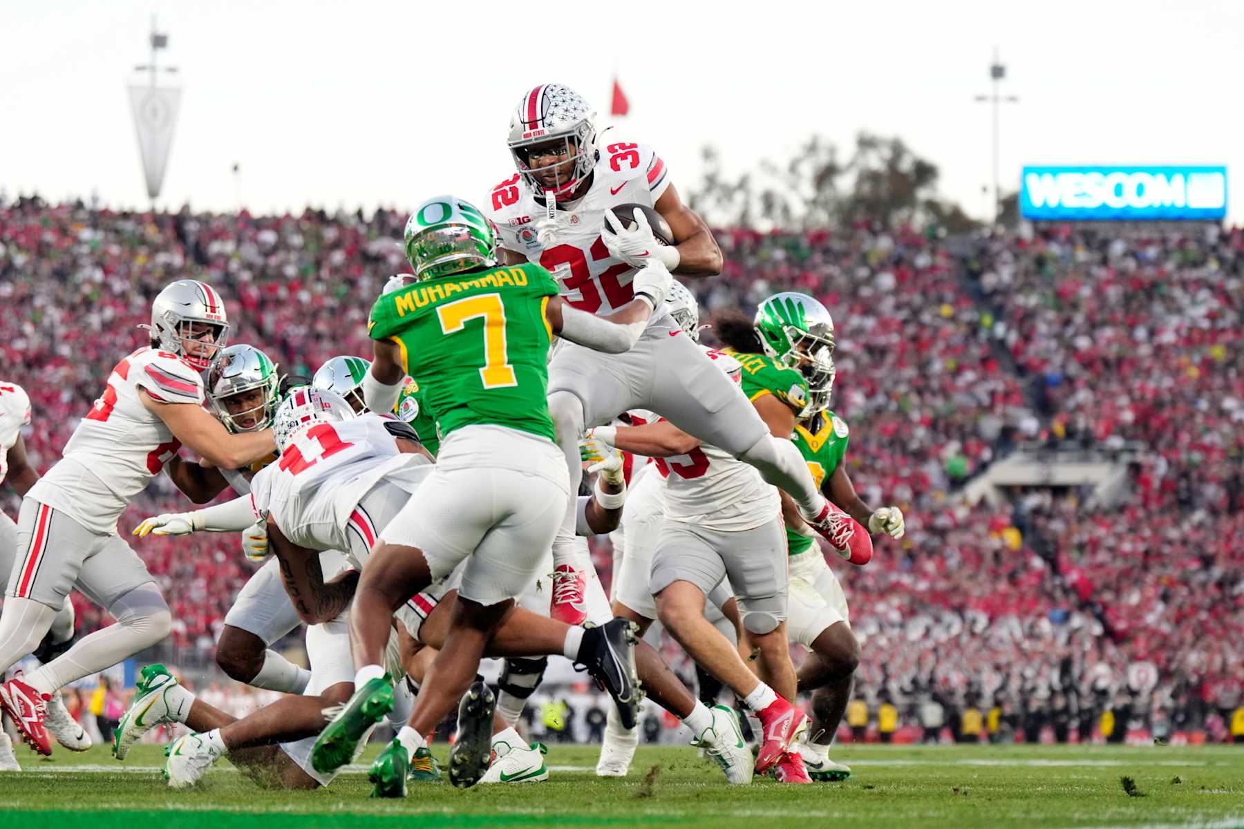 PASADENA, CALIFORNIA - JANUARY 1:TreVeyon Henderson #32 of the Ohio State Buckeyes runs into the end zone for a touchdown  against Jabbar Muhammad #7 of the Oregon Ducks during the second half at Rose Bowl Stadium on January 1, 2025 in Pasadena, California. (Photo by CFP/Getty Images)
