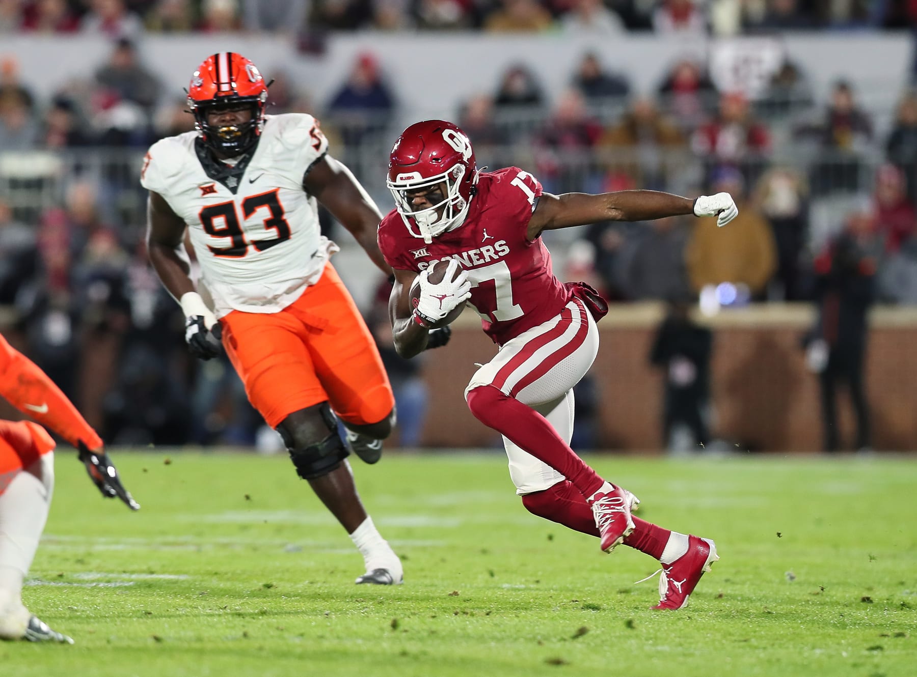 NORMAN, OK - NOVEMBER 19: Oklahoma Sooners WR  Marvin Mims (17) runs after the catch during a game between the Oklahoma Sooners and the Oklahoma State Cowboys at Gaylord Memorial Stadium in Norman, Oklahoma on November 19, 2022. (Photo by David Stacy/Icon Sportswire via Getty Images)