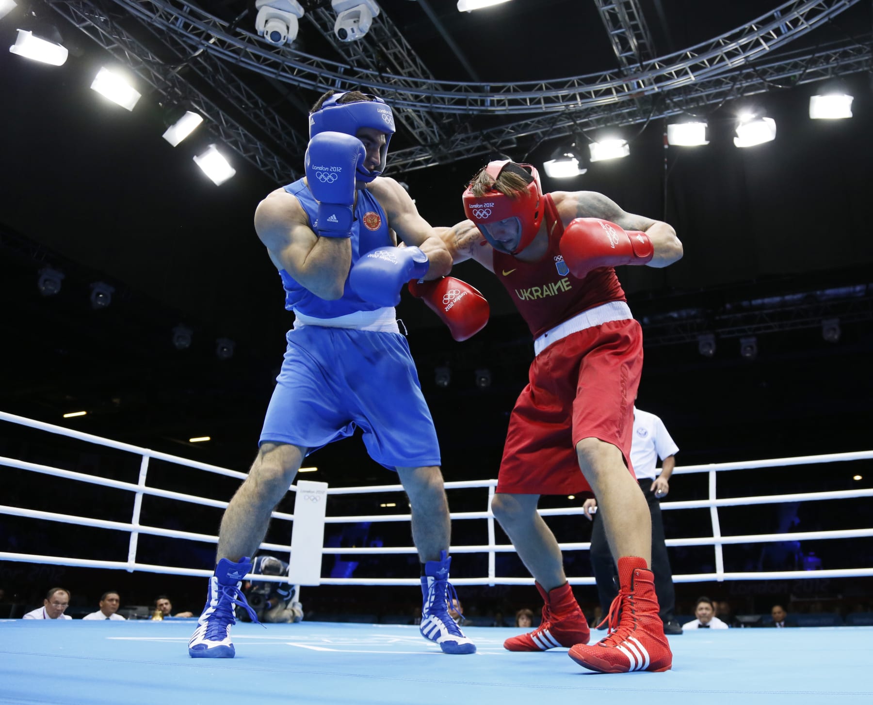 Oleksandr Usyk (R) of the Ukraine defends against Artur Beterbiev (L) of Russia in quaterfinals Heavyweight (91kg) boxing of the 2012 London Olympic Games at the ExCel Arena August 5, 2012 in London.   AFP PHOTO / Jack GUEZ        (Photo credit should read JACK GUEZ/AFP/GettyImages)