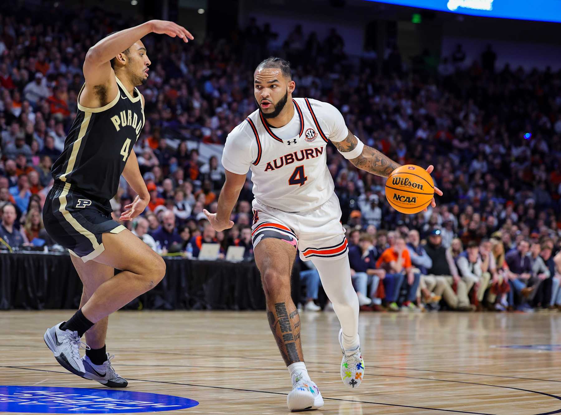 BIRMINGHAM, ALABAMA - DECEMBER 21: Johni Broome #4 of the Auburn Tigers works to the basket during the first half against Trey Kaufman-Renn #4 of the Purdue Boilermakers at Legacy Arena at the BJCC on December 21, 2024 in Birmingham, Alabama.  (Photo by Brandon Sumrall/Getty Images)