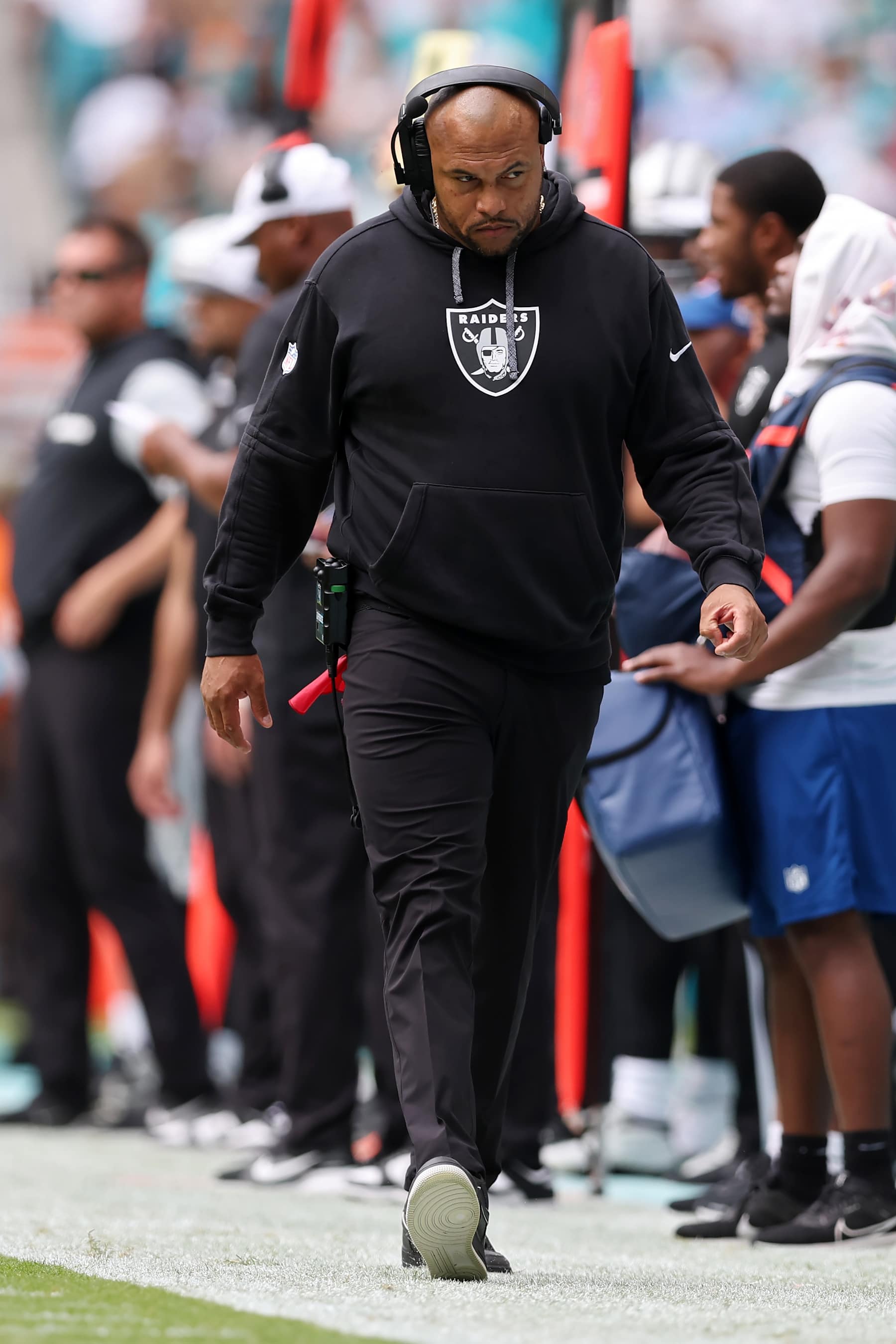 Las Vegas Raiders head coach Antonio Pierce