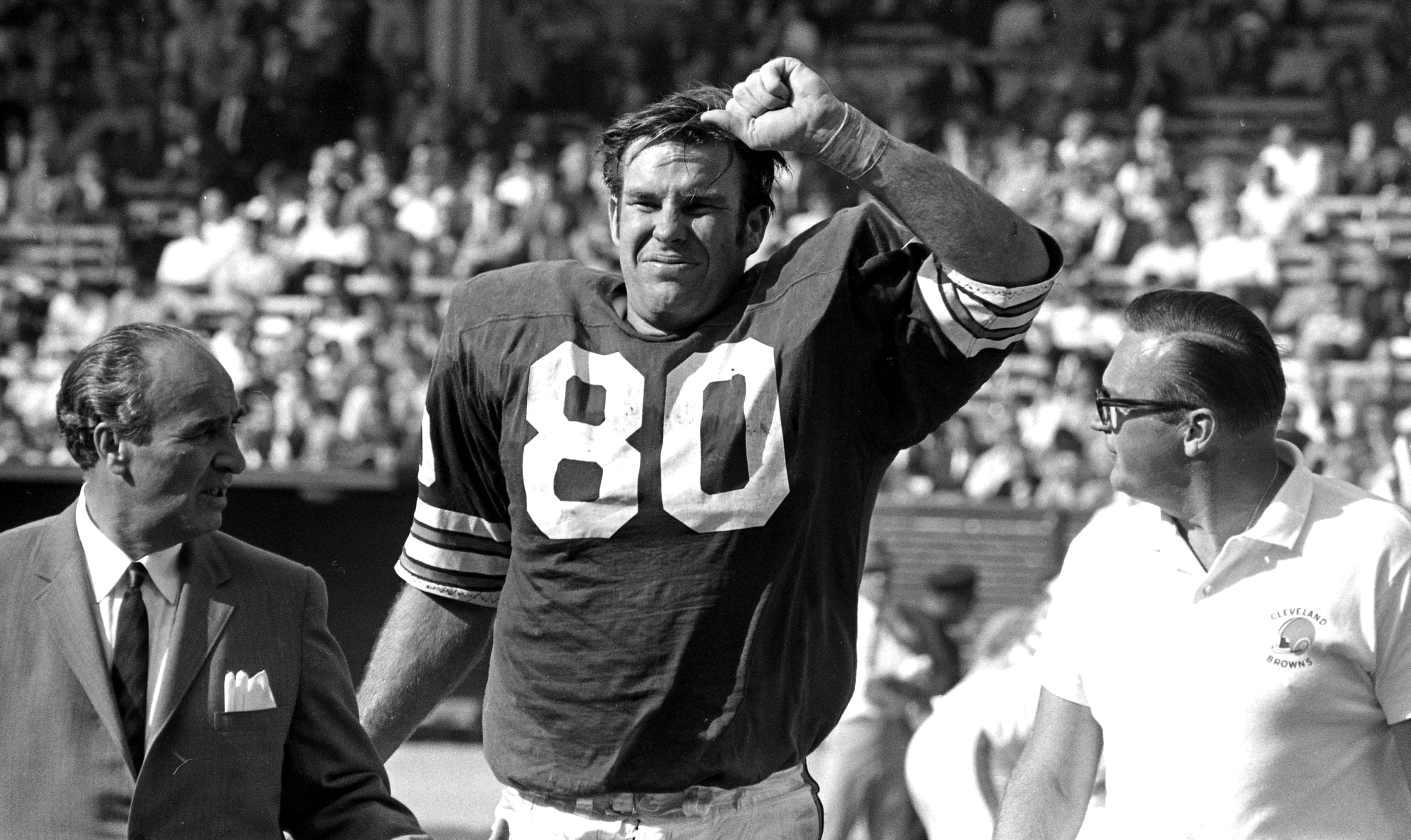 CLEVELAND, OH - SEPTEMBER 29, 1968:  Defensive end Bill Glass #80 of the Cleveland Browns gets help off the field from trainers Dr. Vic Ippilito and trainer Leo Murphy after Glass was injured on a play during a game against the Los Angeles Rams on Sunday September 29, 1968 at Cleveland Municipal Stadium in Cleveland, Ohio. Los Angeles won 24-6. (Photo by: Paul Tepley/Diamond Images/Getty Images) 