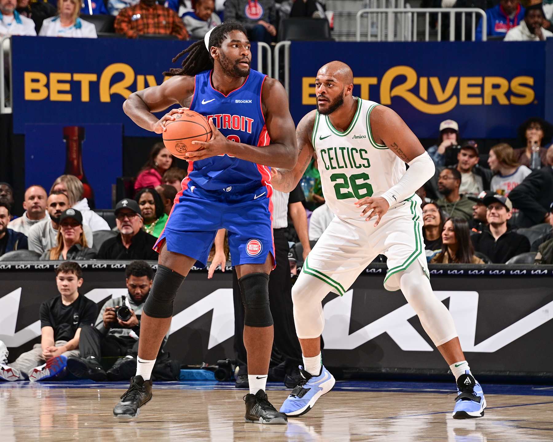 DETROIT, MI - OCTOBER 26: Isaiah Stewart #28 of the Detroit Pistons handles the ball during the game on October 26, 2024 at Little Caesars Arena in Detroit, Michigan. NOTE TO USER: User expressly acknowledges and agrees that, by downloading and/or using this photograph, User is consenting to the terms and conditions of the Getty Images License Agreement. Mandatory Copyright Notice: Copyright 2024 NBAE (Photo by Chris Schwegler/NBAE via Getty Images)
