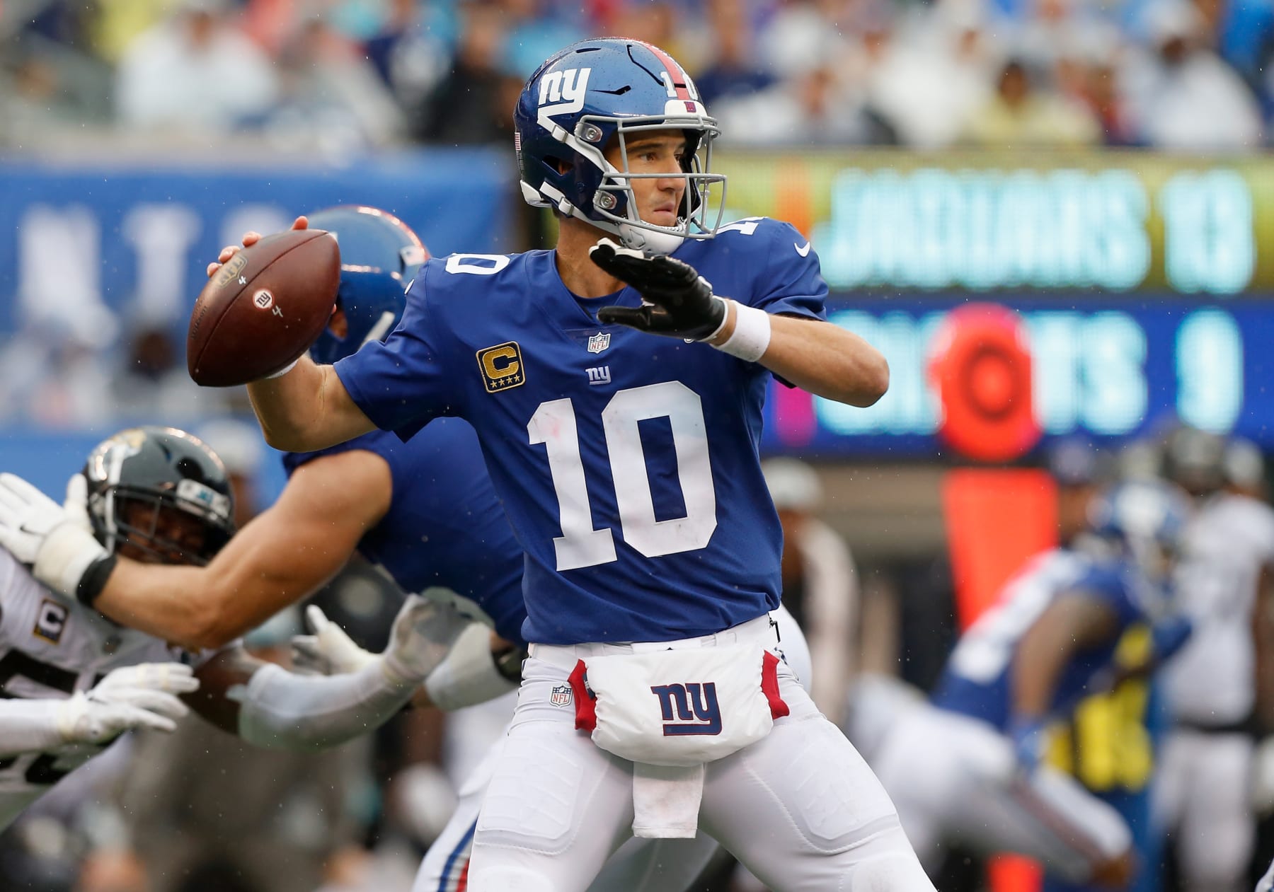 EAST RUTHERFORD, NJ - SEPTEMBER 09:  (NEW YORK DAILIES OUT)   Eli Manning #10 of the New York Giants in action against the Jacksonville Jaguars on September 9, 2018 at MetLife Stadium in East Rutherford, New Jersey. The Jaguars defeated the Giants 20-15.  (Photo by Jim McIsaac/Getty Images)