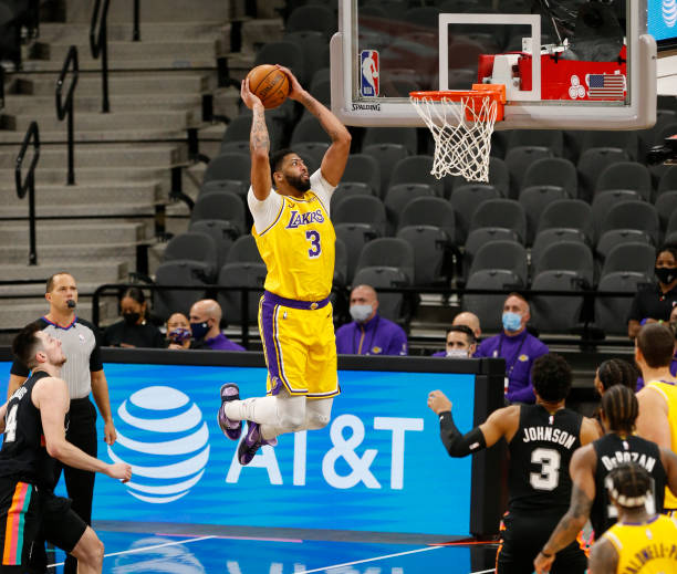 SAN ANTONIO, TX - JANUARY 1:  Anthony Davis #3 of the Los Angeles Lakers dunks against the Spurs during first half action at AT&T Center on January 1 , 2021 in San Antonio, Texas.  NOTE TO USER: User expressly acknowledges and agrees that , by downloading and or using this photograph, User is consenting to the terms and conditions of the Getty Images License Agreement. (Photo by Ronald Cortes/Getty Images)