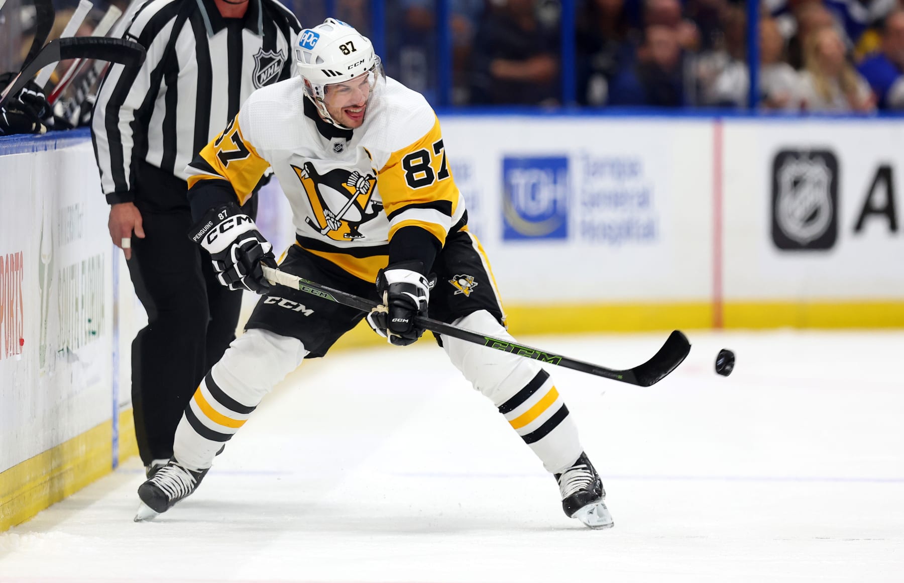 TAMPA, FLORIDA - MARCH 02: Sidney Crosby #87 of the Pittsburgh Penguins looks to pass in the first period during a game against the Tampa Bay Lightning at Amalie Arena on March 02, 2023 in Tampa, Florida. (Photo by Mike Ehrmann/Getty Images)