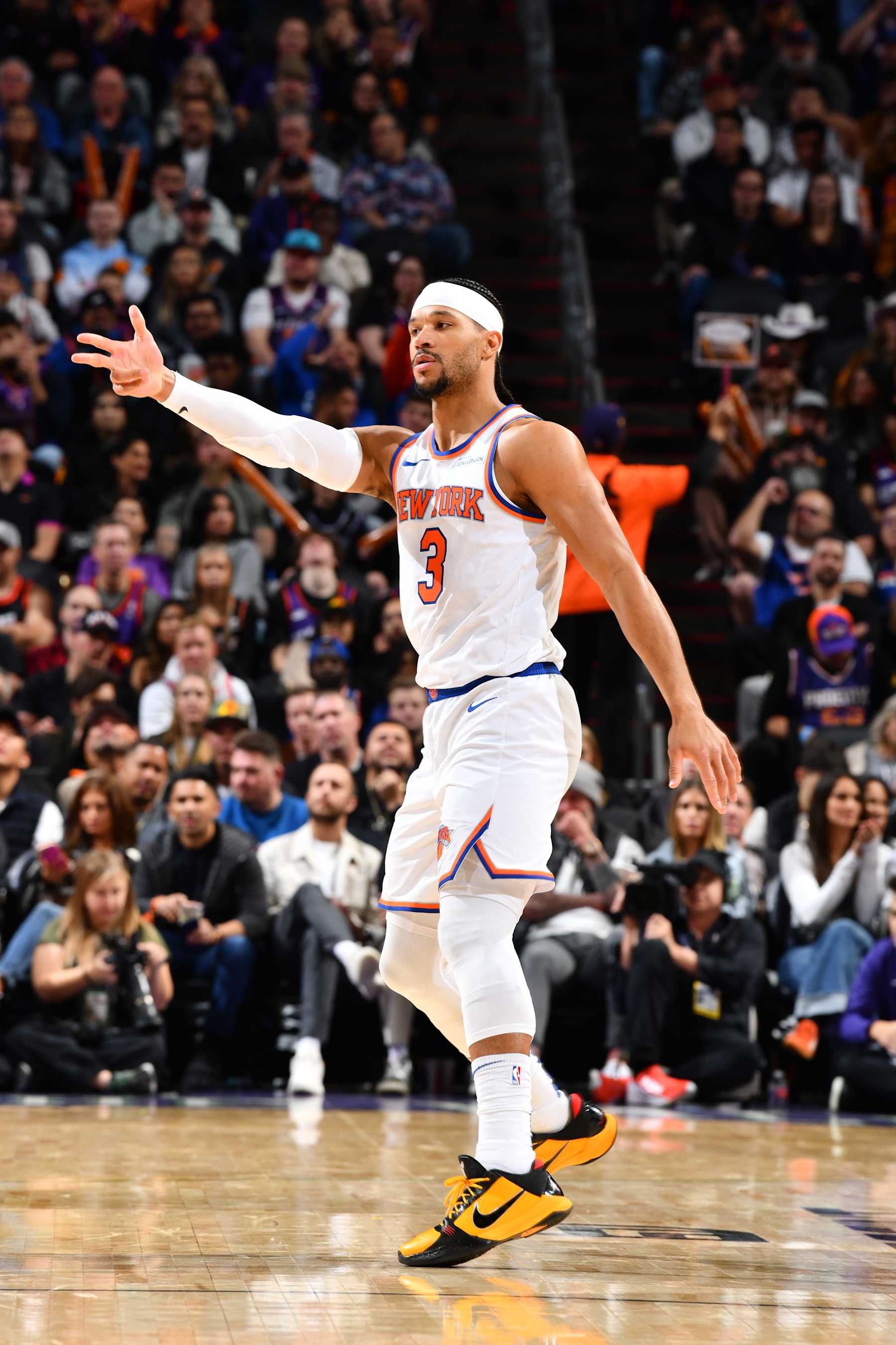 PHOENIX, AZ - NOVEMBER 20: Josh Hart #3 of the New York Knicks celebrates during the game against the Phoenix Suns on November 20, 2024 at Footprint Center in Phoenix, Arizona. NOTE TO USER: User expressly acknowledges and agrees that, by downloading and or using this photograph, user is consenting to the terms and conditions of the Getty Images License Agreement. Mandatory Copyright Notice: Copyright 2024 NBAE (Photo by Barry Gossage/NBAE via Getty Images)