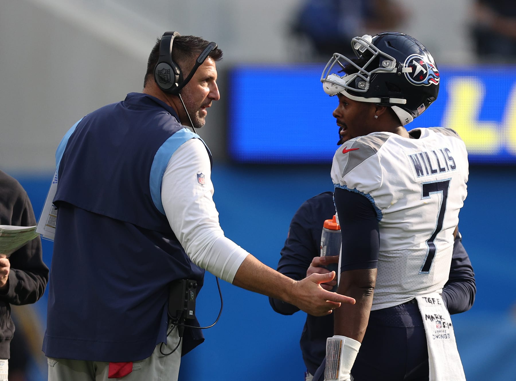 INGLEWOOD, CALIFORNIA - DECEMBER 18: Head coach Mike Vrabel of the Tennessee Titans speaks with Malik Willis #7 during a 17-14 loss to the Los Angeles Chargers at SoFi Stadium on December 18, 2022 in Inglewood, California. (Photo by Harry How/Getty Images)