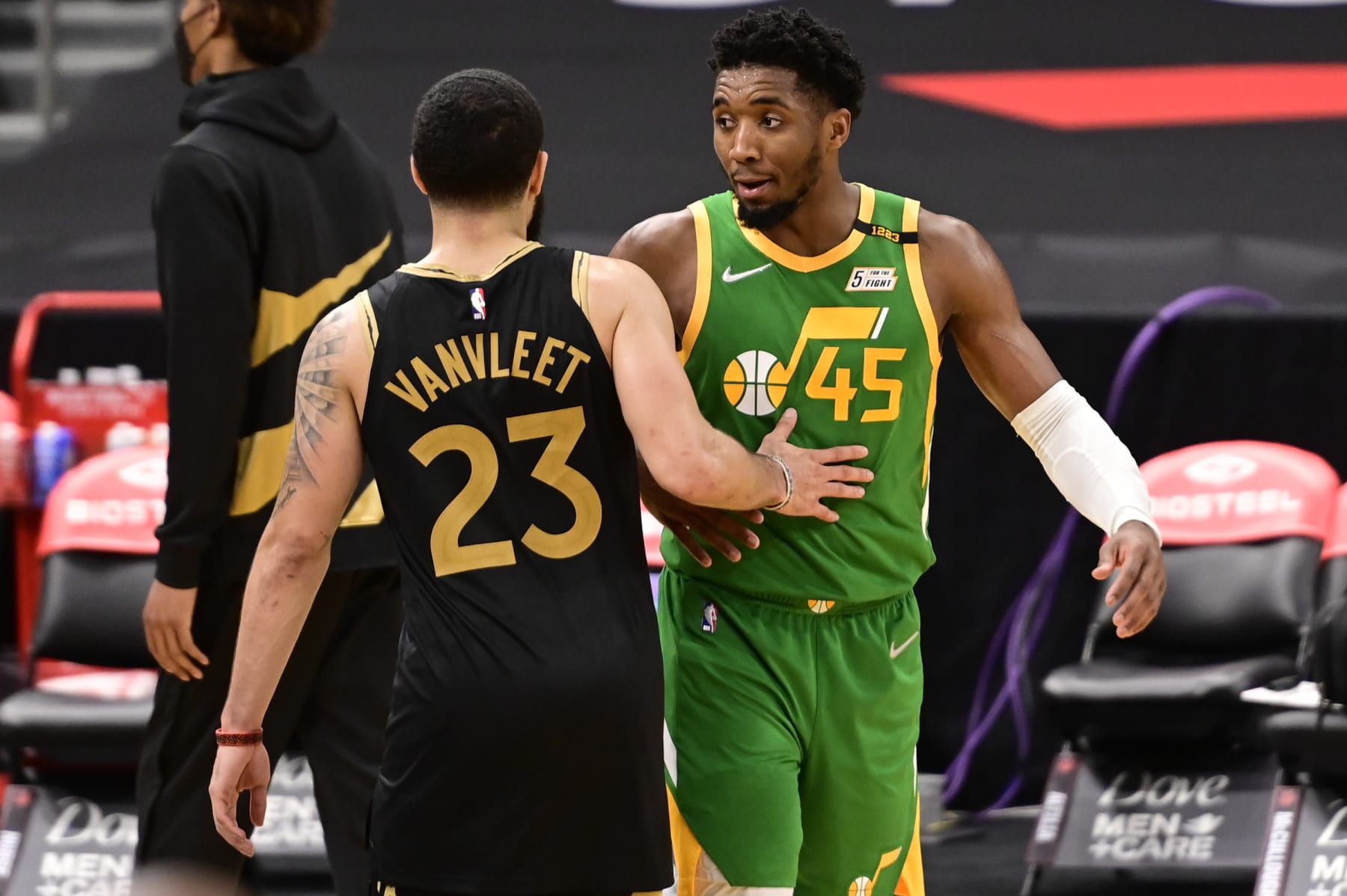 TAMPA, FLORIDA - MARCH 19: Fred VanVleet #23 of the Toronto Raptors and Donovan Mitchell #45 of the Utah Jazz hug after the Utah Jazz beat the Toronto Raptors by a score of 115 to 112 at Amalie Arena on March 19, 2021 in Tampa, Florida. NOTE TO USER: User expressly acknowledges and agrees that, by downloading and or using this photograph, User is consenting to the terms and conditions of the Getty Images License Agreement. (Photo by Douglas P. DeFelice/Getty Images)