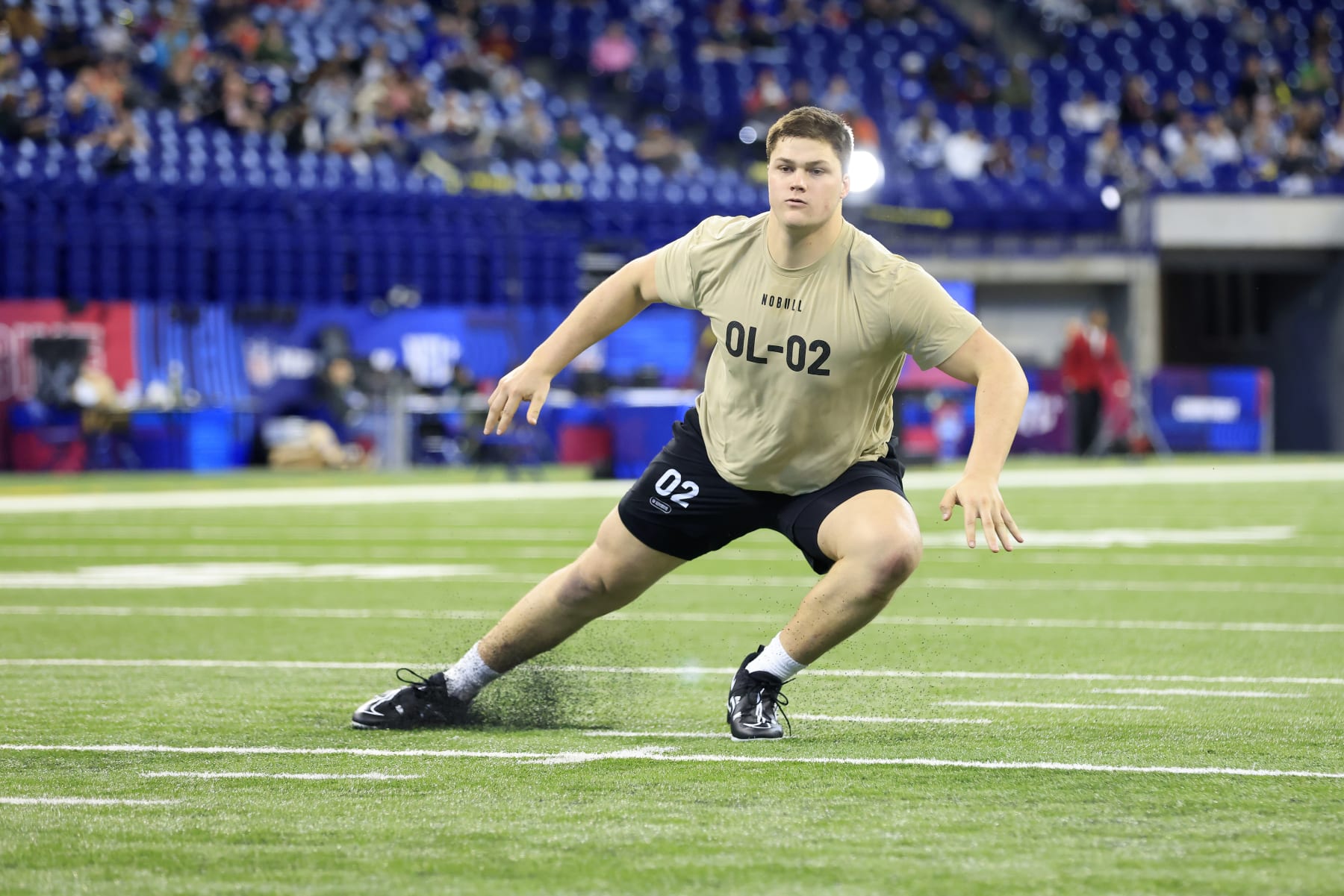 INDIANAPOLIS, INDIANA - MARCH 03: Joe Alt #OL02 of Notre Dame participates in a drill during the NFL Combine at Lucas Oil Stadium on March 03, 2024 in Indianapolis, Indiana. (Photo by Justin Casterline/Getty Images)