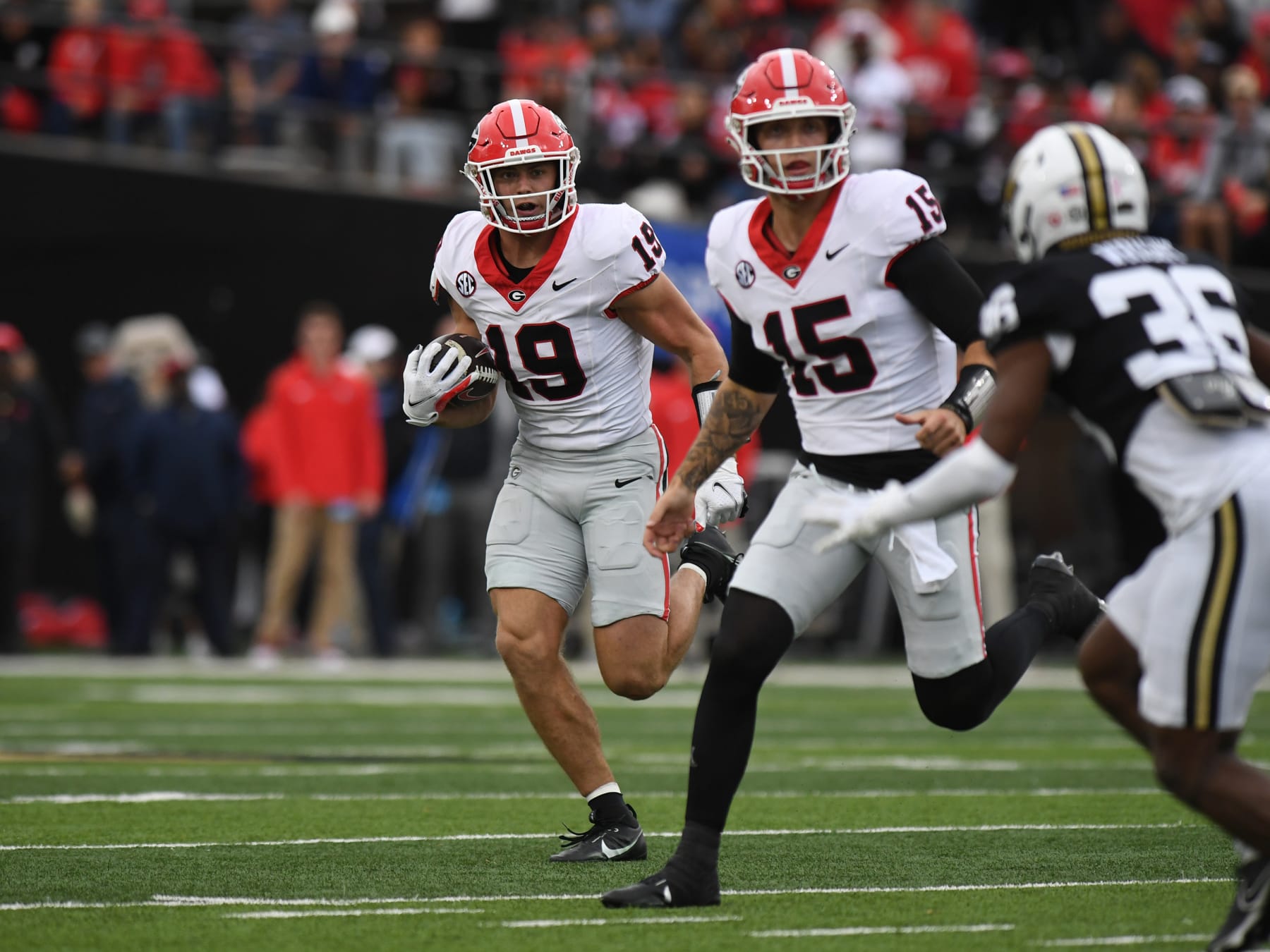 NASHVILLE, TN - OCTOBER 14: Georgia Bulldogs Tight End Brock Bowers (19) rushes the ball during the college football game between the Georgia Bulldogs and the Vanderbilt Commodores on October 14, 2023, at FirstBank Stadium in Nashville, TN. (Photo by Jeffrey Vest/Icon Sportswire via Getty Images)