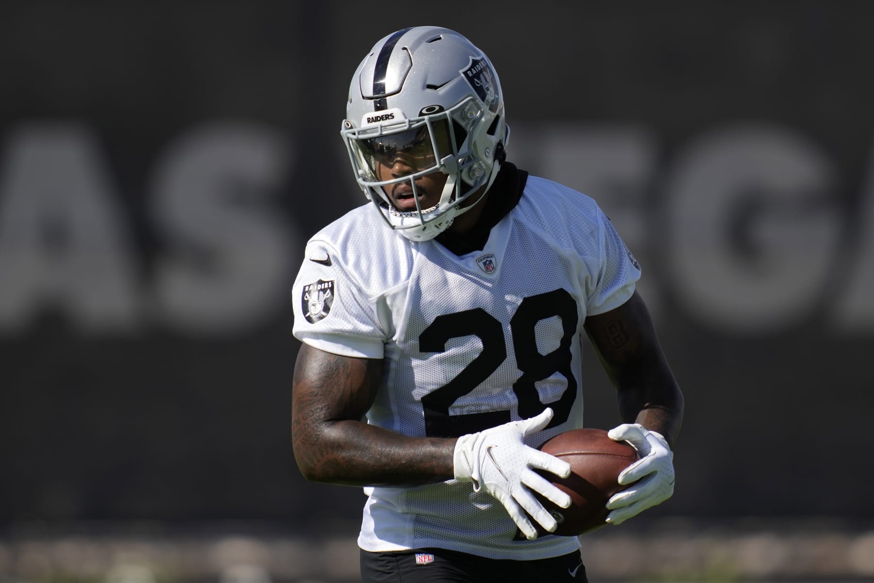 Las Vegas Raiders' Josh Jacobs practices during NFL football training camp, Monday, Aug. 1, 2022, in Henderson, Nev. (AP Photo/John Locher)
