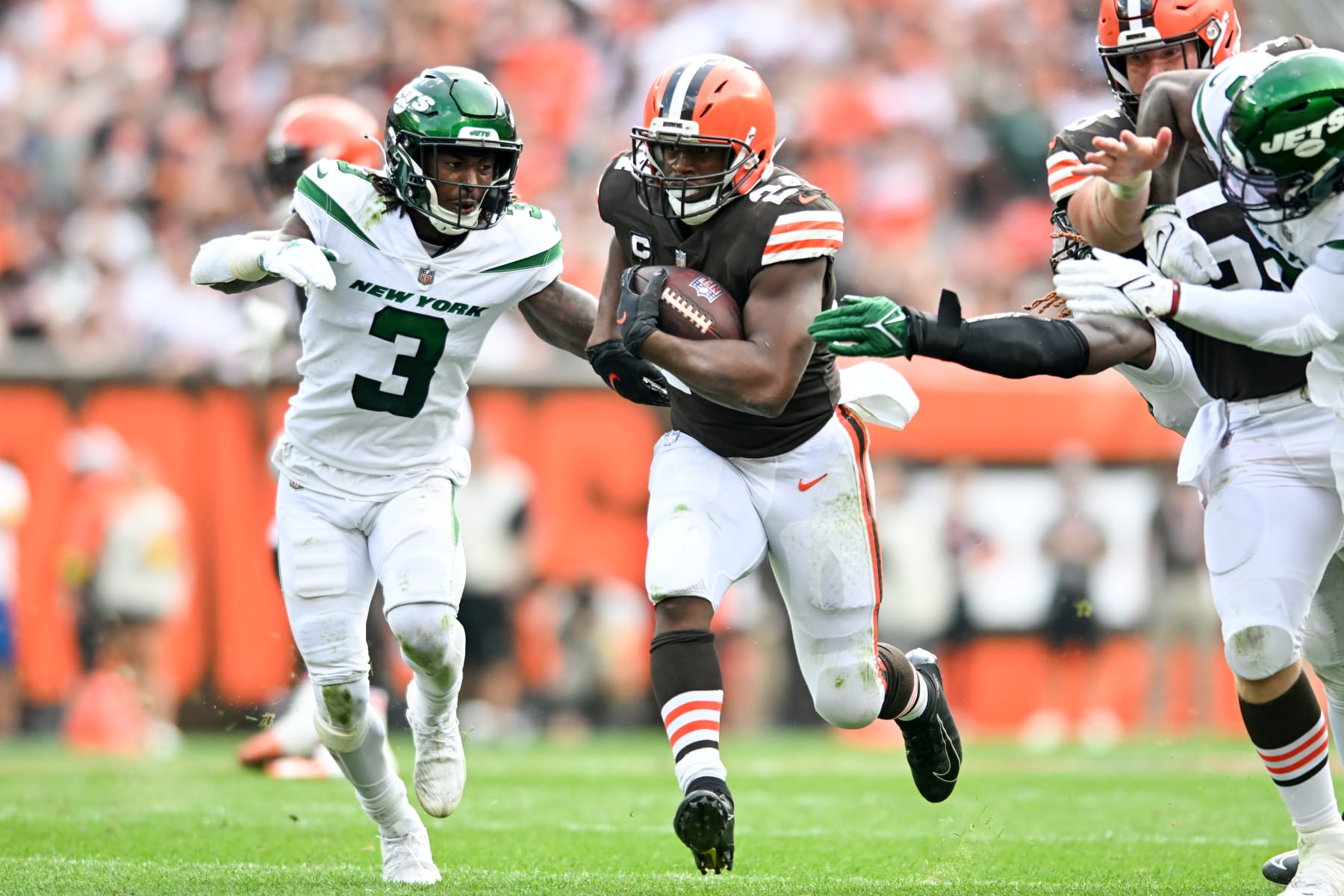 CLEVELAND, OH - SEPTEMBER 18: Nick Chubb #24 of the Cleveland Browns carries the ball during the second half against the New York Jets at FirstEnergy Stadium on September 18, 2022 in Cleveland, Ohio. (Photo by Nick Cammett/Diamond Images via Getty Images)