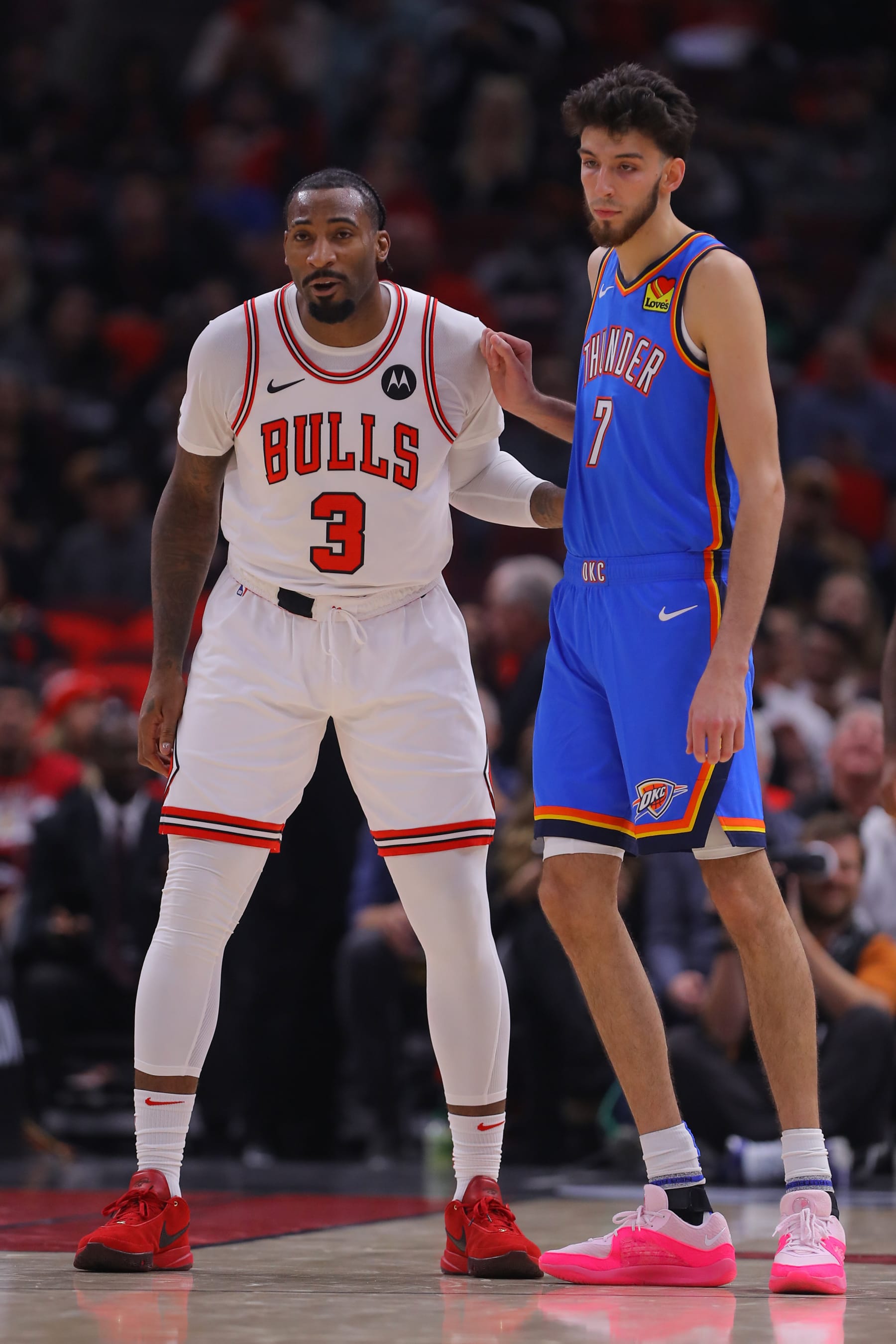 CHICAGO, IL - OCTOBER 25: Chicago Bulls center Andre Drummond (3) guards Oklahoma City Thunder forward Chet Holmgren (7) during a NBA game between the Oklahoma City Thunder and the Chicago Bulls on October 25, 2023 at the United Center in Chicago, IL. (Photo by Melissa Tamez/Icon Sportswire via Getty Images)