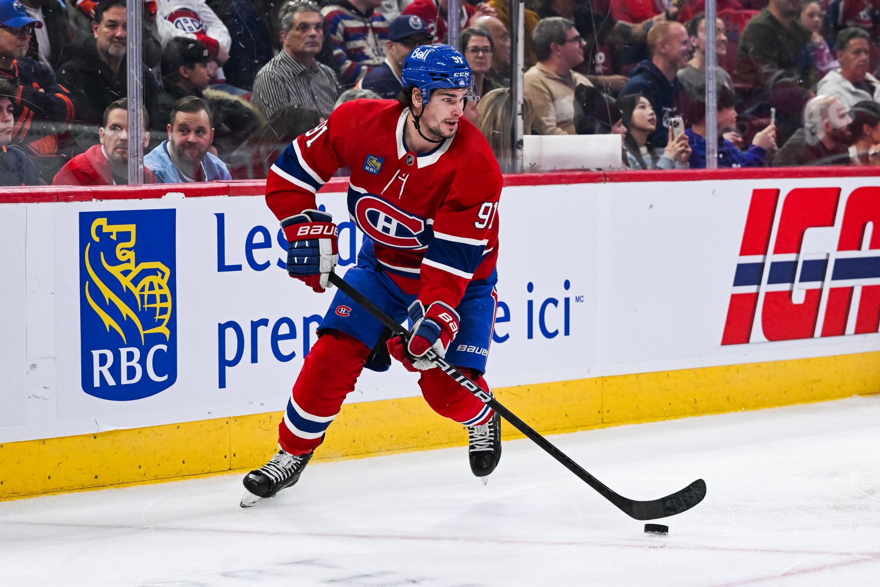 MONTREAL, QC - JANUARY 13: Montreal Canadiens center Sean Monahan (91) plays the puck during the Edmonton oilers versus the Montreal Canadiens game on January 13, 2024, at Bell Centre in Montreal, QC (Photo by David Kirouac/Icon Sportswire via Getty Images)