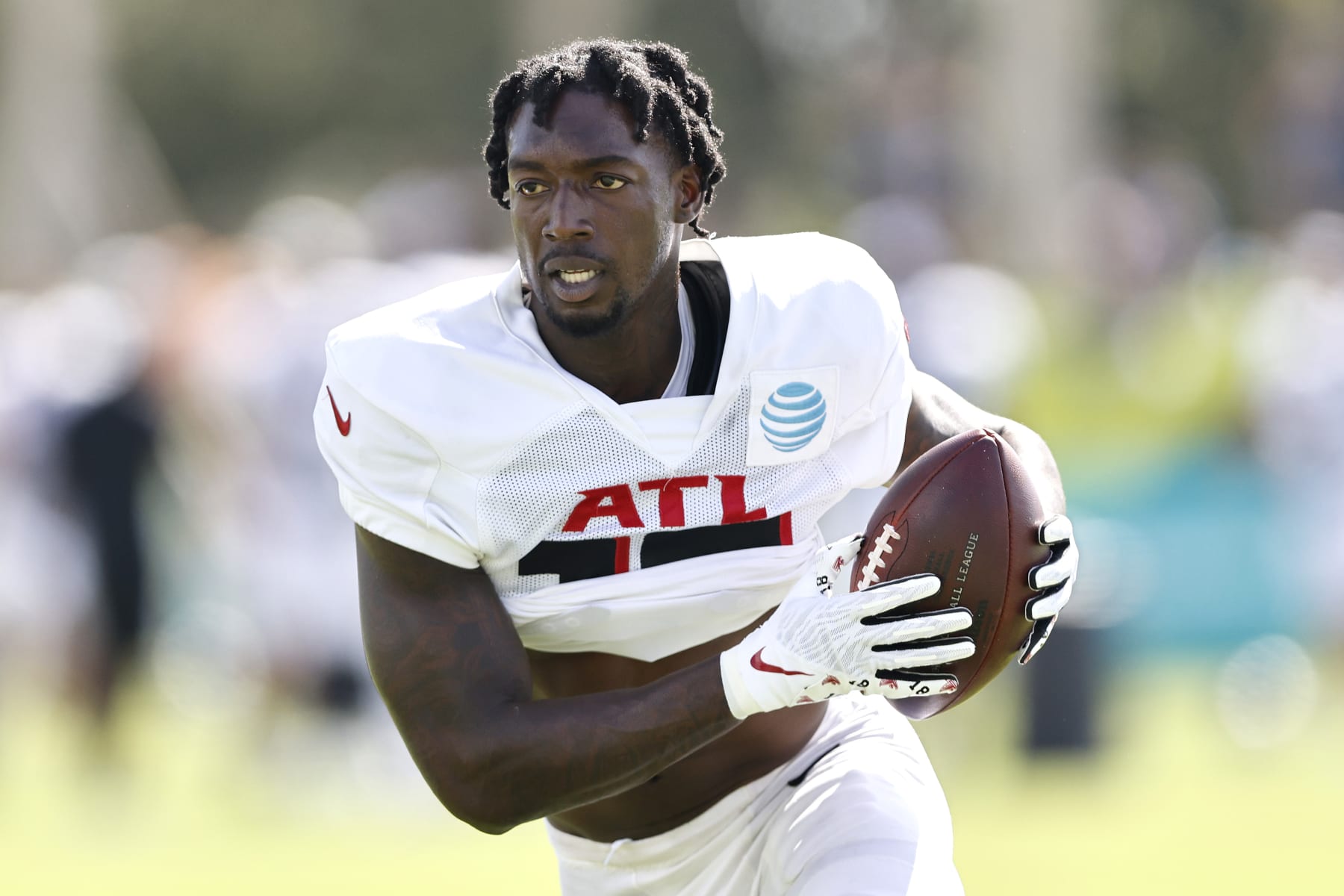 MIAMI GARDENS, FLORIDA - AUGUST 19: Calvin Ridley #18 of the Atlanta Falcons runs with the ball during joint practice with the Miami Dolphins at Baptist Health Training Complex on August 19, 2021 in Miami Gardens, Florida. (Photo by Michael Reaves/Getty Images)