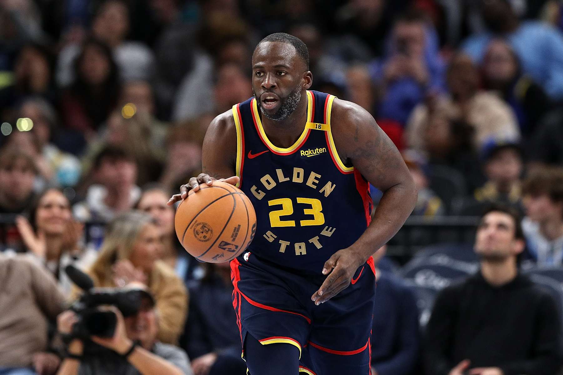MEMPHIS, TENNESSEE - DECEMBER 19: Draymond Green #23 of the Golden State Warriors brings the ball up court during the game against the Memphis Grizzlies at FedExForum on December 19, 2024 in Memphis, Tennessee. NOTE TO USER: User expressly acknowledges and agrees that, by downloading and or using this photograph, User is consenting to the terms and conditions of the Getty Images License Agreement. (Photo by Justin Ford/Getty Images)