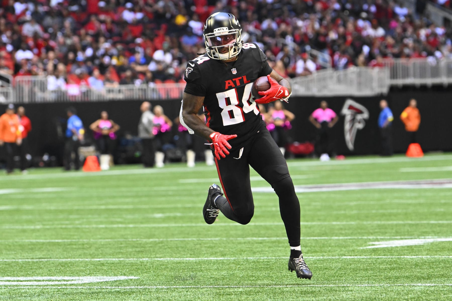 Atlanta Falcons running back Cordarrelle Patterson (84) runs after a catch against the Cleveland Browns during the first half of an NFL football game, Sunday, Oct. 2, 2022, in Atlanta. (AP Photo/John Amis)