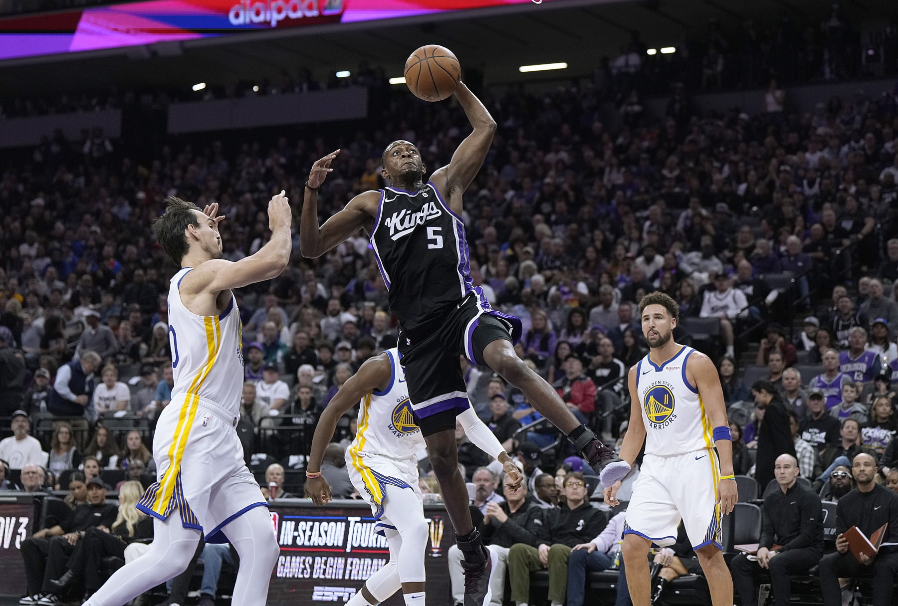 SACRAMENTO, CALIFORNIA - OCTOBER 27: De'Aaron Fox #5 of the Sacramento Kings goes up to attempt a slam dunks against the Golden State Warriors during the second half at Golden 1 Center on October 27, 2023 in Sacramento, California. NOTE TO USER: User expressly acknowledges and agrees that, by downloading and or using this photograph, User is consenting to the terms and conditions of the Getty Images License Agreement. (Photo by Thearon W. Henderson/Getty Images)