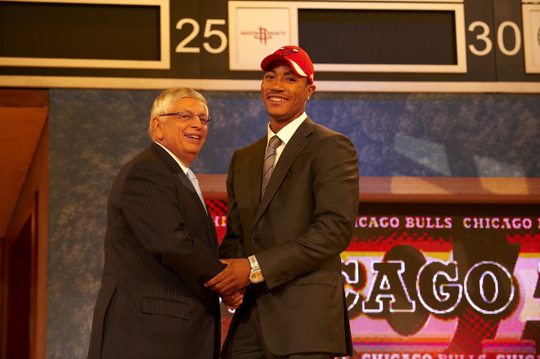 Basketball: NBA Draft: NBA commissioner David Stern shaking hands with Chicago Bulls pick Derrick Rose during draft at Madison Square Garden. New York, NY 6/26/2008 CREDIT: David Bergman (Photo by David Bergman /Sports Illustrated via Getty Images) (Set Number: X80595 TK1 R3 F20 )
