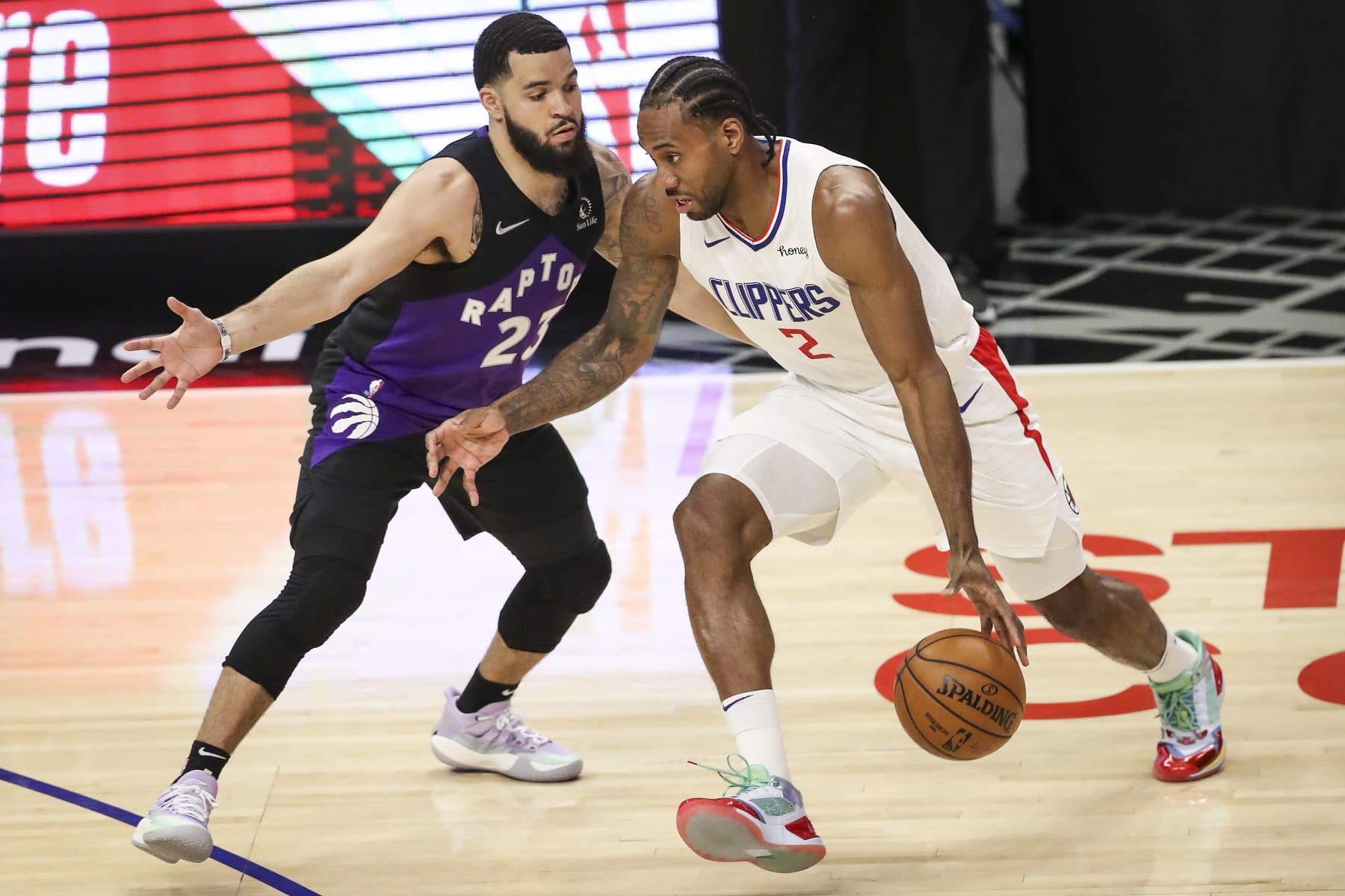 Fred VanVleet guards Kawhi Leonard