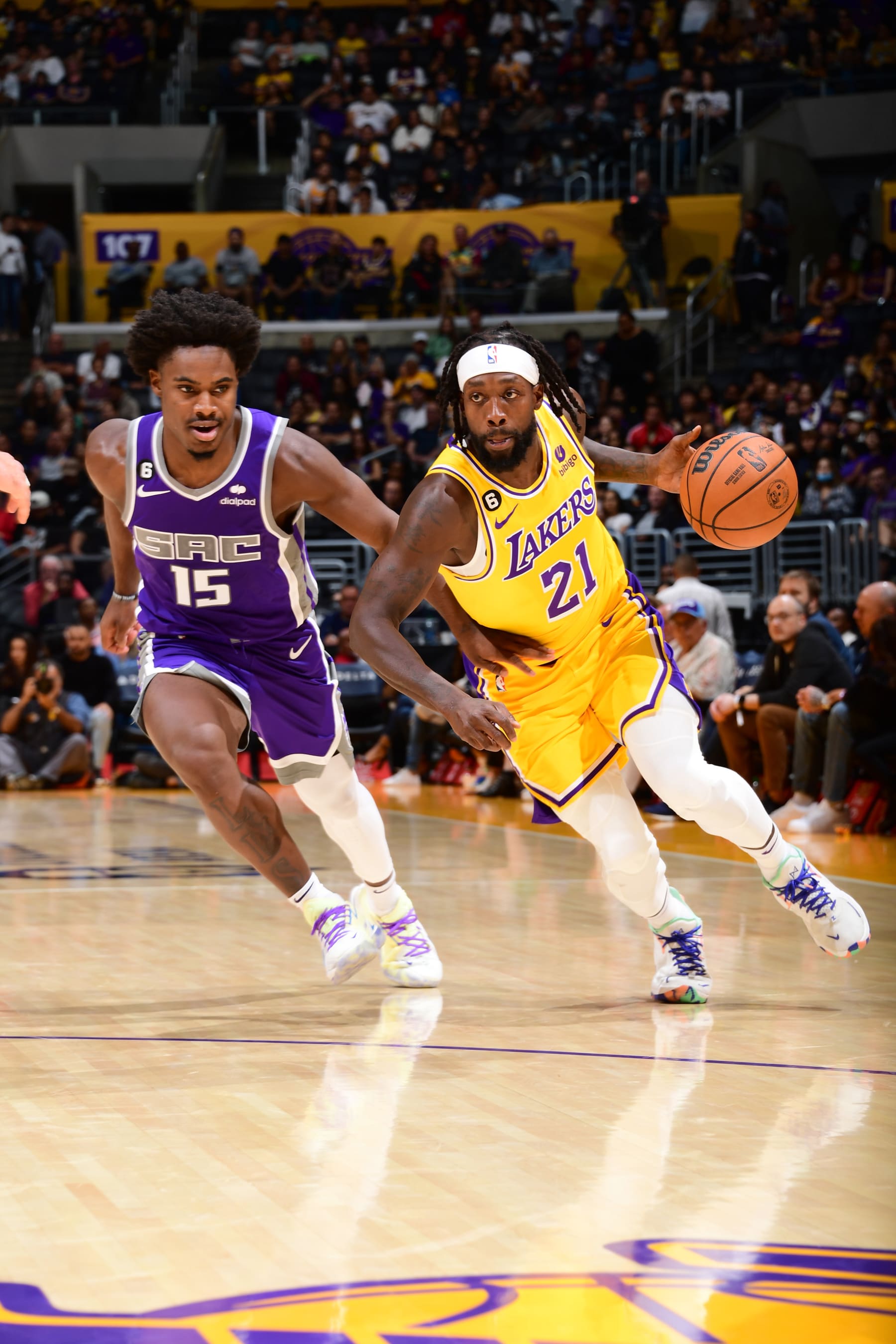 LOS ANGELES, CA - OCTOBER 3: Patrick Beverly #21 of the Los Angeles Lakers drives to the basket against the Sacramento Kings during a preseason game on October 3, 2022 at Crypto.com Arena in Los Angeles, California. NOTE TO USER: User expressly acknowledges and agrees that, by downloading and/or using this Photograph, user is consenting to the terms and conditions of the Getty Images License Agreement. Mandatory Copyright Notice: Copyright 2022 NBAE (Photo by Adam Pantozzi/NBAE via Getty Images)