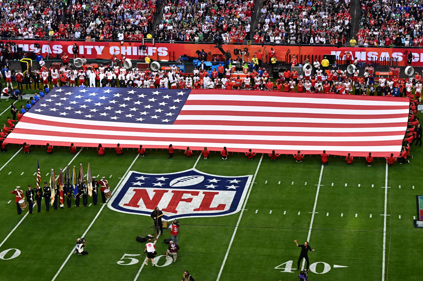 Football: Super Bowl LVII: Chris Stapleton performs the National Anthem prior to game at State Farm Stadium. 
Glendale, AZ 2/12/2023
CREDIT: John W. McDonough (Photo by John W. McDonough/Sports Illustrated via Getty Images) (Set Number: X164305 TK1)