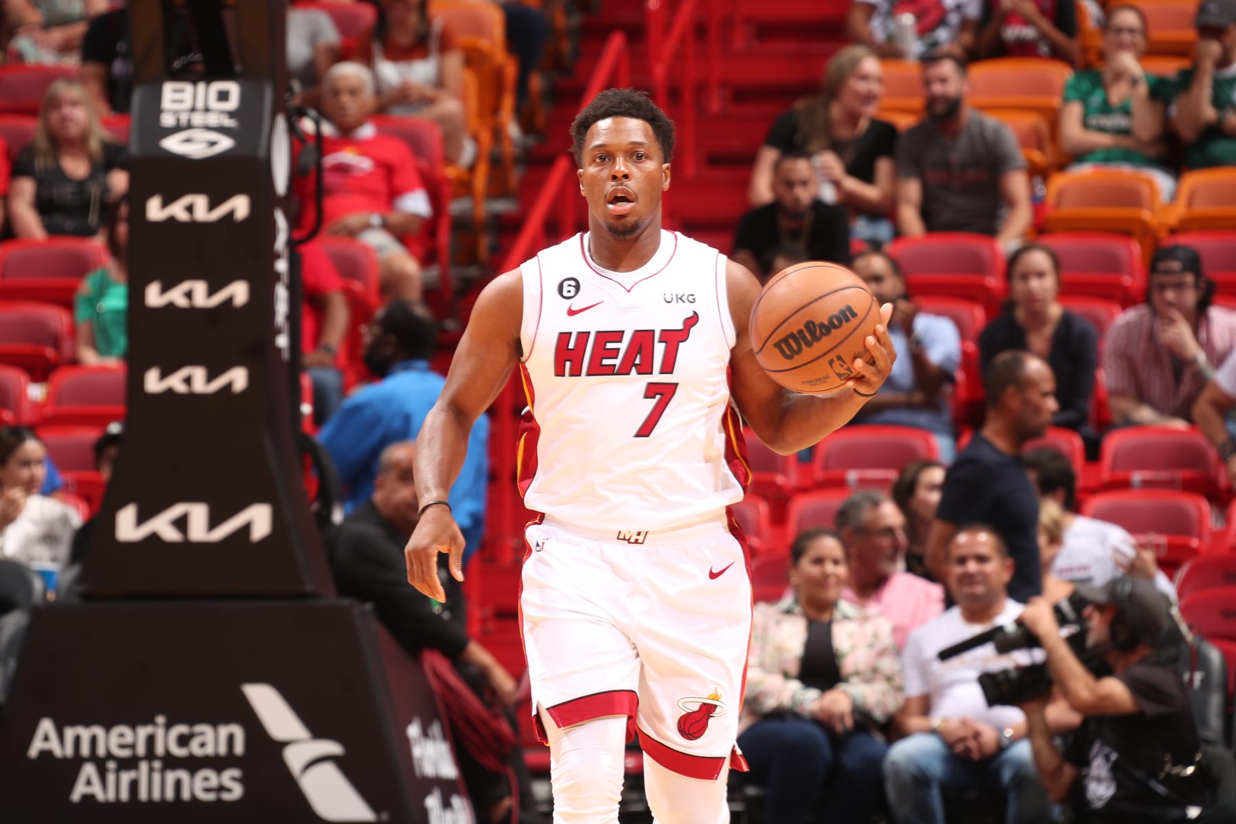 MIAMI, FL - NOVEMBER 2: Kyle Lowry #7 of the Miami Heat handles the ball during the game against the Sacramento Kings on November 2, 2022 at FTX Arena in Miami, Florida. NOTE TO USER: User expressly acknowledges and agrees that, by downloading and or using this Photograph, user is consenting to the terms and conditions of the Getty Images License Agreement. Mandatory Copyright Notice: Copyright 2022 NBAE (Photo by Issac Baldizon/NBAE via Getty Images)