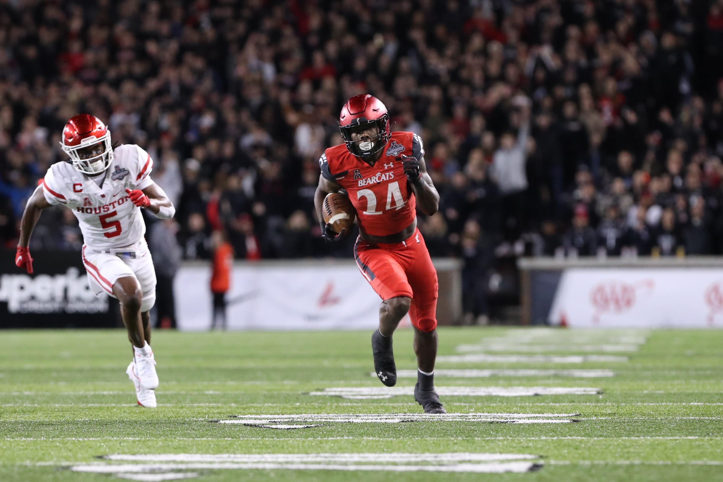 CINCINNATI, OH - DECEMBER 04: Cincinnati Bearcats running back Jerome Ford (24) carries the ball for a touchdown during the game against the Houston Cougars and the Cincinnati Bearcats on December 4, 2021, at Nippert Stadium in Cincinnati, OH. (Photo by Ian Johnson/Icon Sportswire via Getty Images)