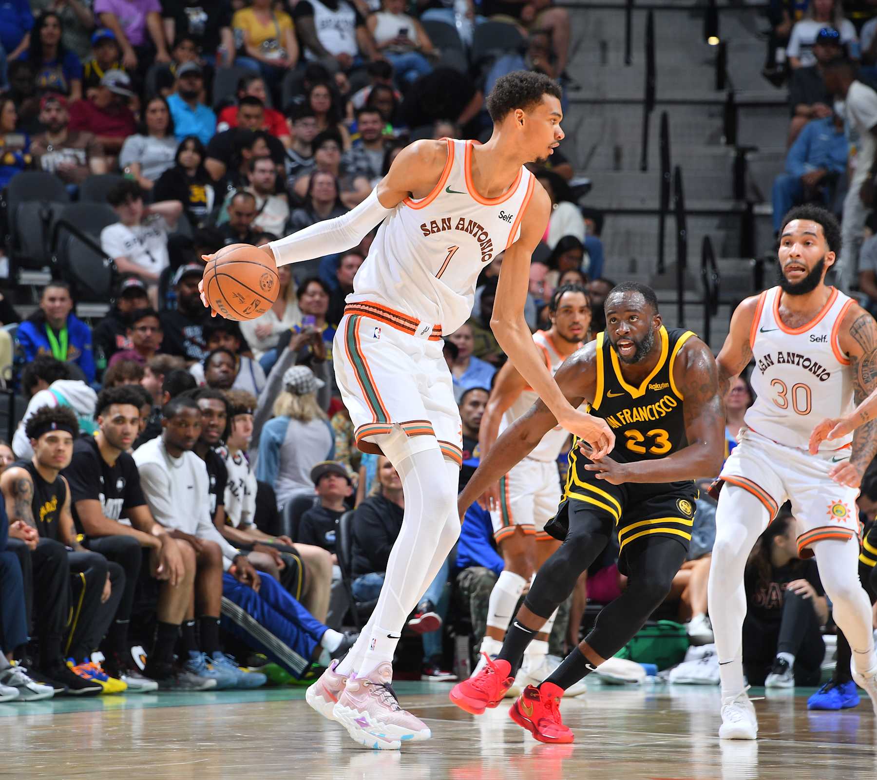 SAN ANTONIO, TX - MARCH 31: Draymond Green #23 of the Golden State Warriors plays defense against Victor Wembanyama #1 of the San Antonio Spurs on March 31, 2024 at the Frost Bank Center in San Antonio, Texas. NOTE TO USER: User expressly acknowledges and agrees that, by downloading and or using this photograph, user is consenting to the terms and conditions of the Getty Images License Agreement. Mandatory Copyright Notice: Copyright 2024 NBAE (Photos by Michael Gonzales/NBAE via Getty Images)