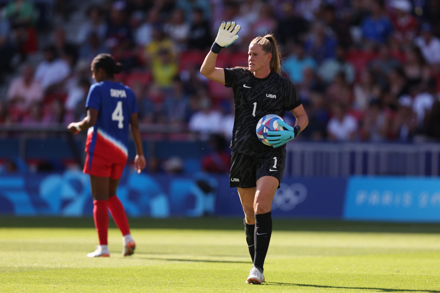 PARIS, FRANCE - AUGUST 10: Alyssa Naeher #1 of Team United States holds the ball and gestures to her teammates during the Women's Gold Medal match between Brazil and United States of America during the Olympic Games Paris 2024 at Parc des Princes on August 10, 2024 in Paris, France. (Photo by Robert Cianflone/Getty Images) PARIS, FRANCE - AUGUST 10: Alyssa Naeher #1 of Team United States holds the ball and gestures to her teammates during the Women's Gold Medal match between Brazil and United States of America during the Olympic Games Paris 2024 at Parc des Princes on August 10, 2024 in Paris, France. (Photo by Robert Cianflone/Getty Images)